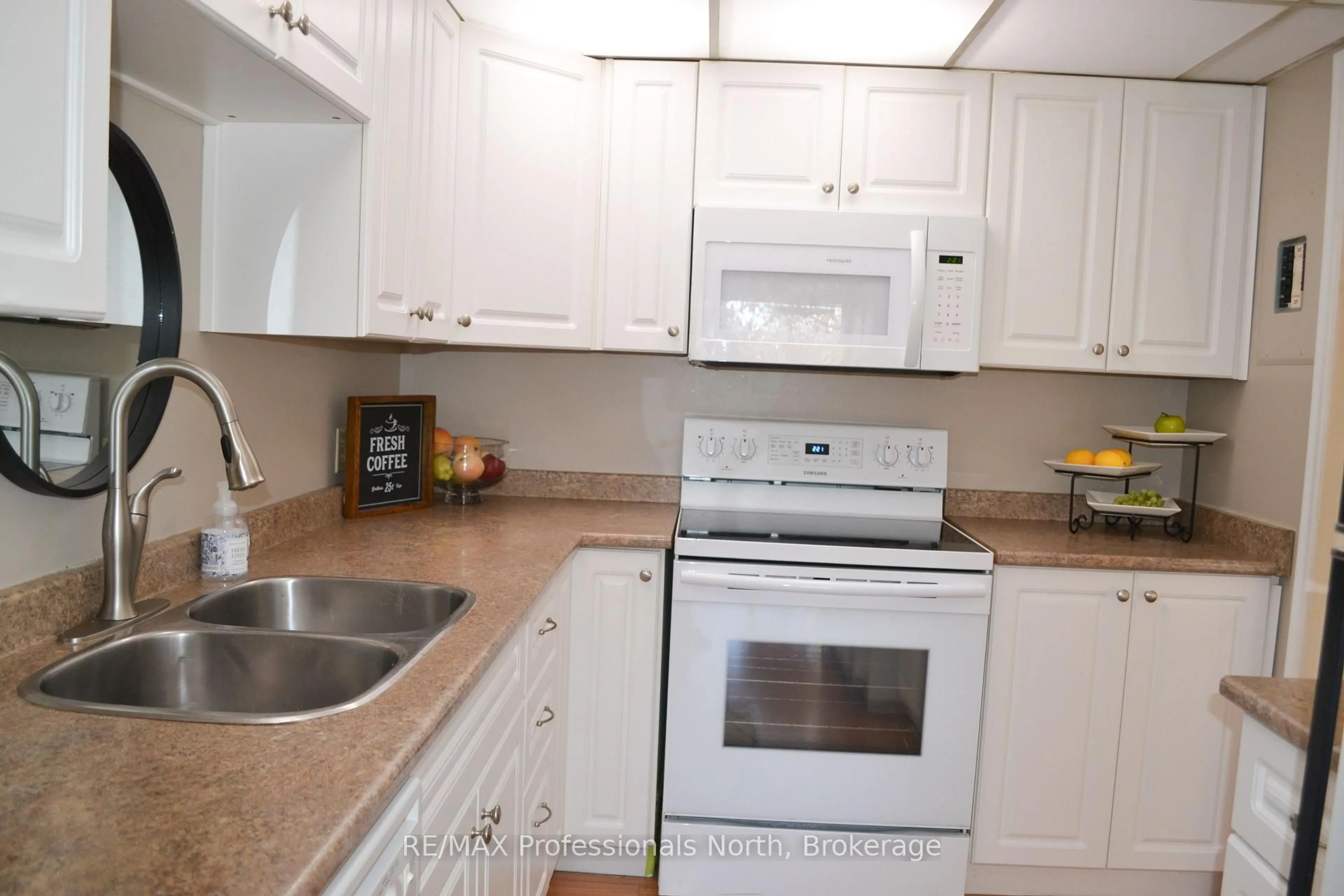 Standard kitchen, unknown for 26 HERMAN Ave #22, Huntsville Ontario P1H 1J6