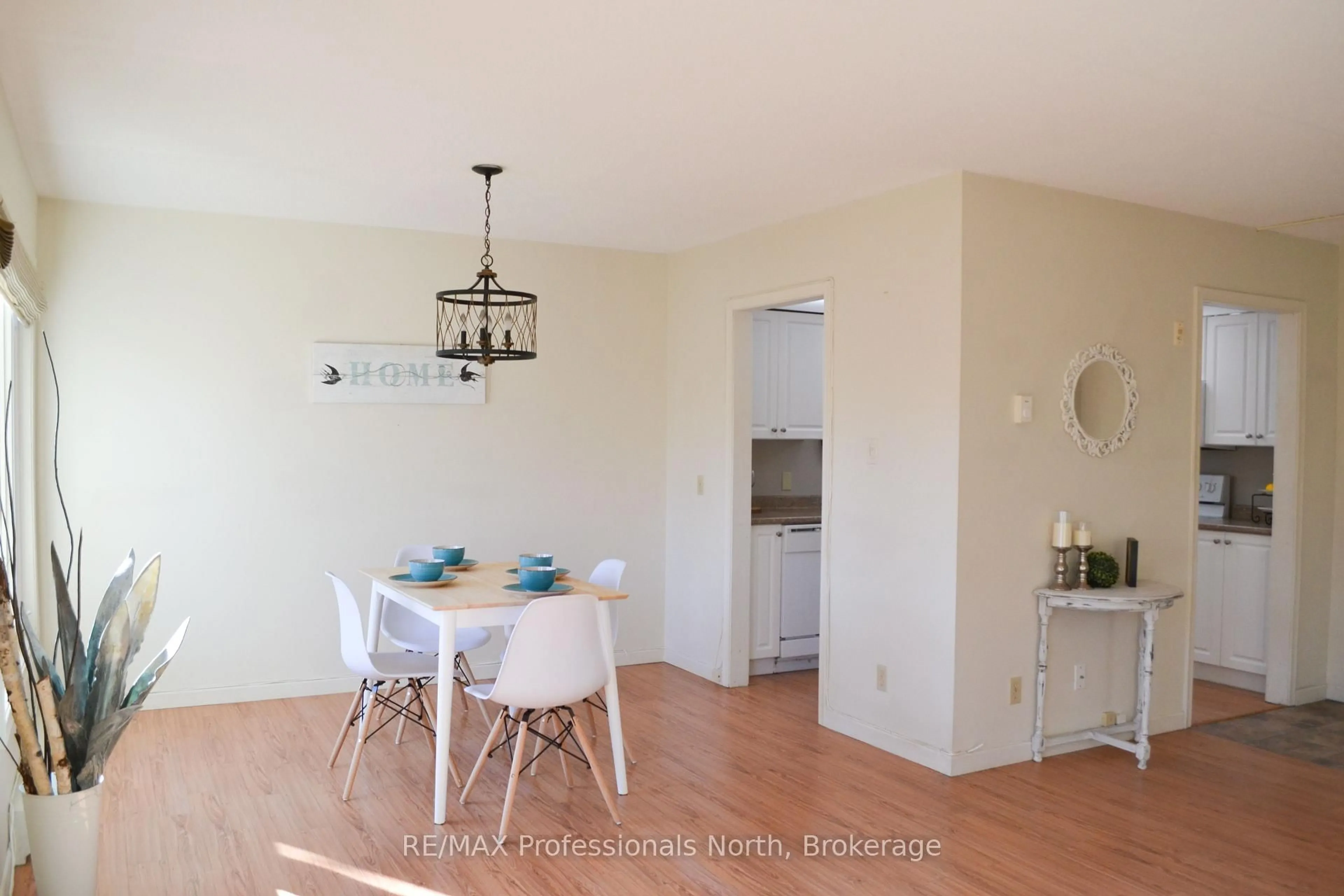 Dining room, wood/laminate floor for 26 HERMAN Ave #22, Huntsville Ontario P1H 1J6