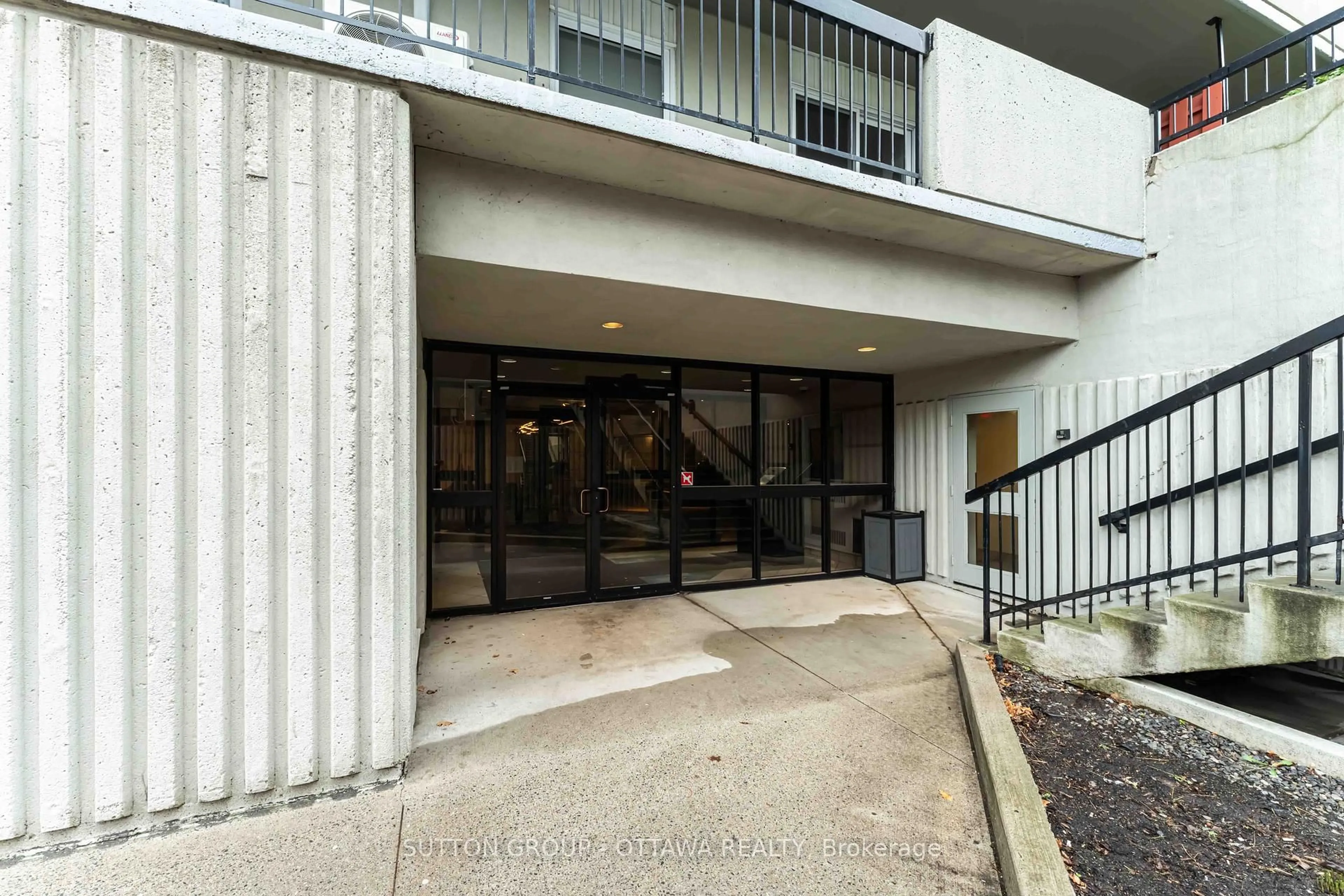 Indoor foyer for 158 McArthur Ave #705, Ottawa Ontario K1L 8E7