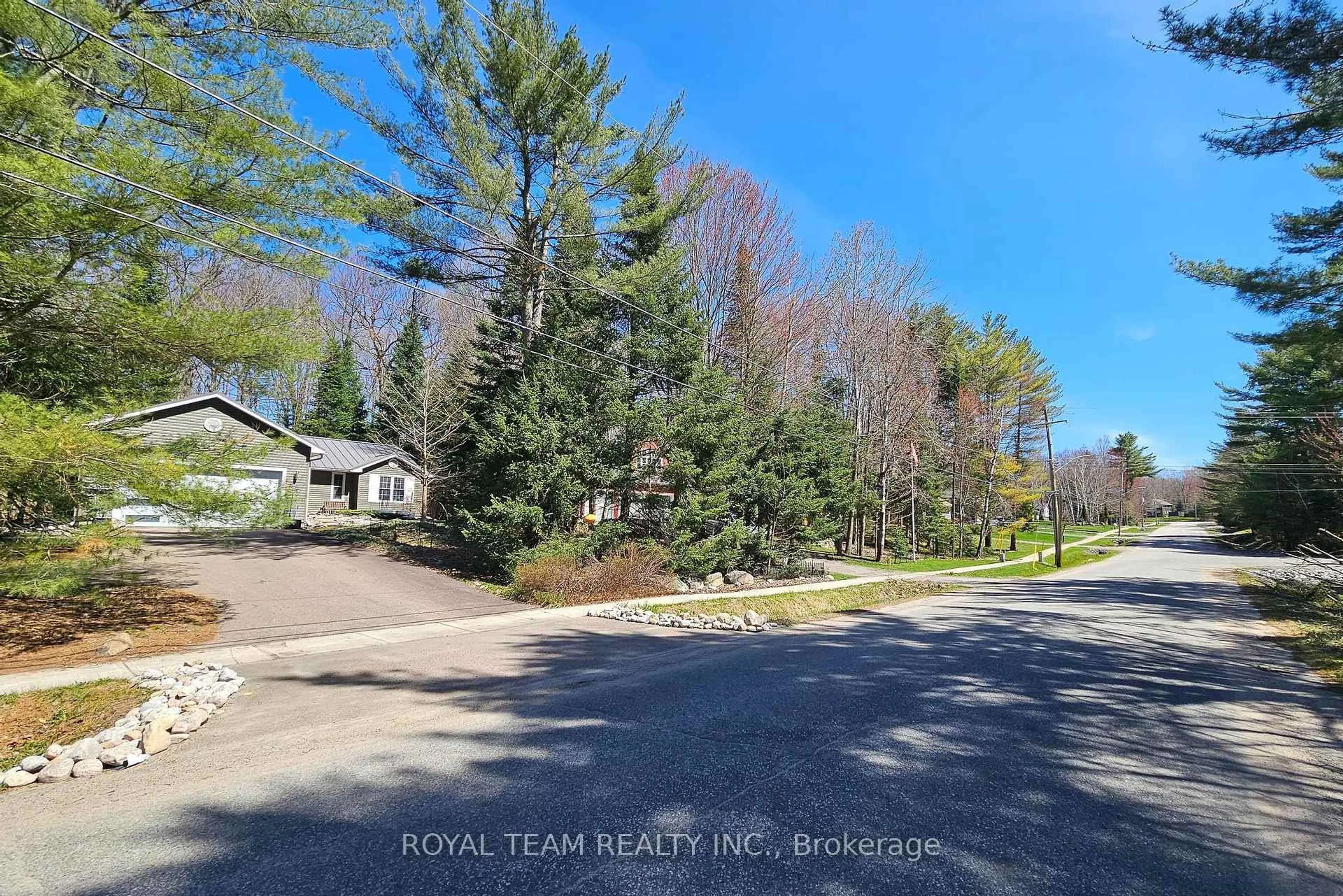 A pic from outside/outdoor area/front of a property/back of a property/a pic from drone, unknown for 22 DALEMAN Dr, Bracebridge Ontario P1L 1A6