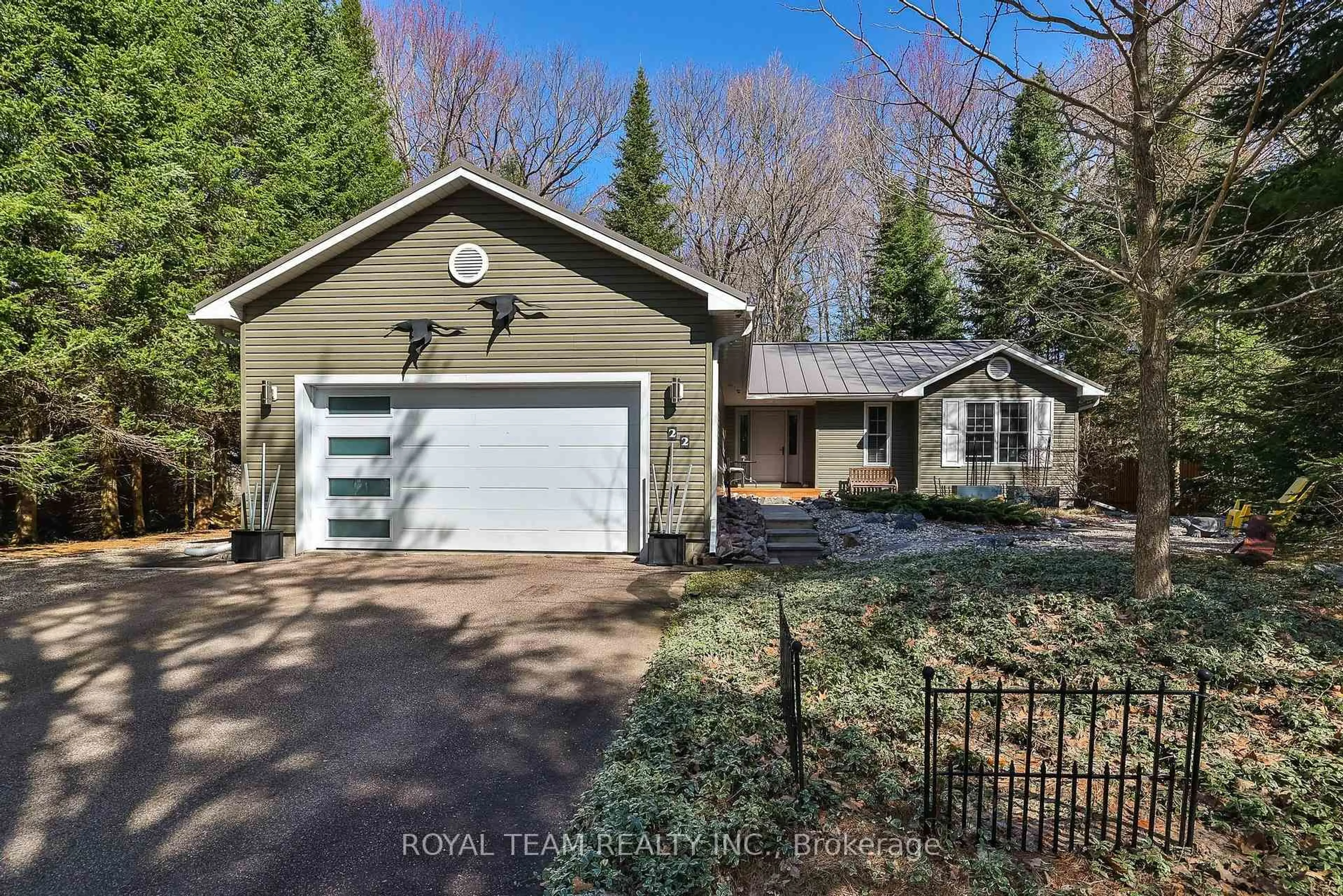A pic from outside/outdoor area/front of a property/back of a property/a pic from drone, street for 22 DALEMAN Dr, Bracebridge Ontario P1L 1A6