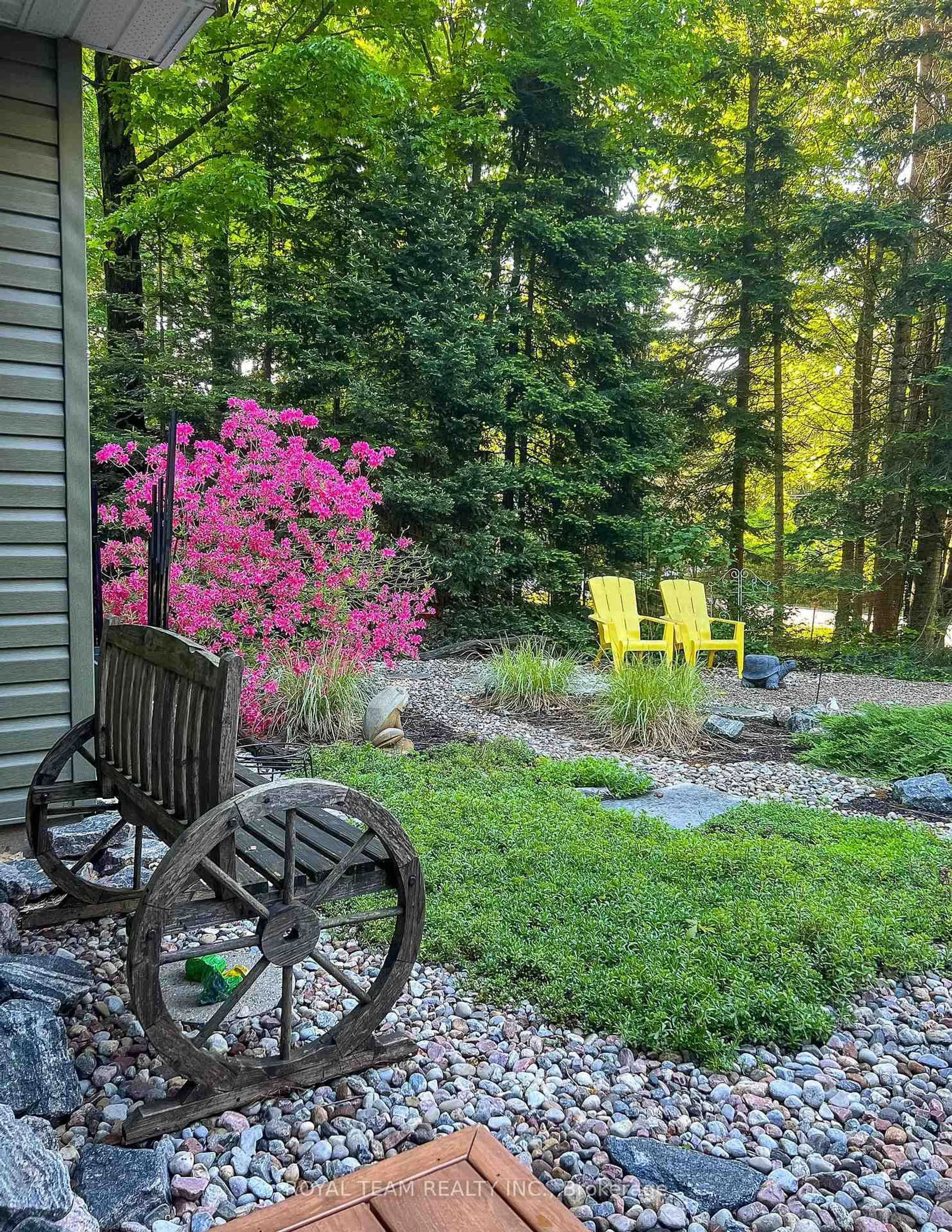 Patio, forest/trees view for 22 DALEMAN Dr, Bracebridge Ontario P1L 1A6