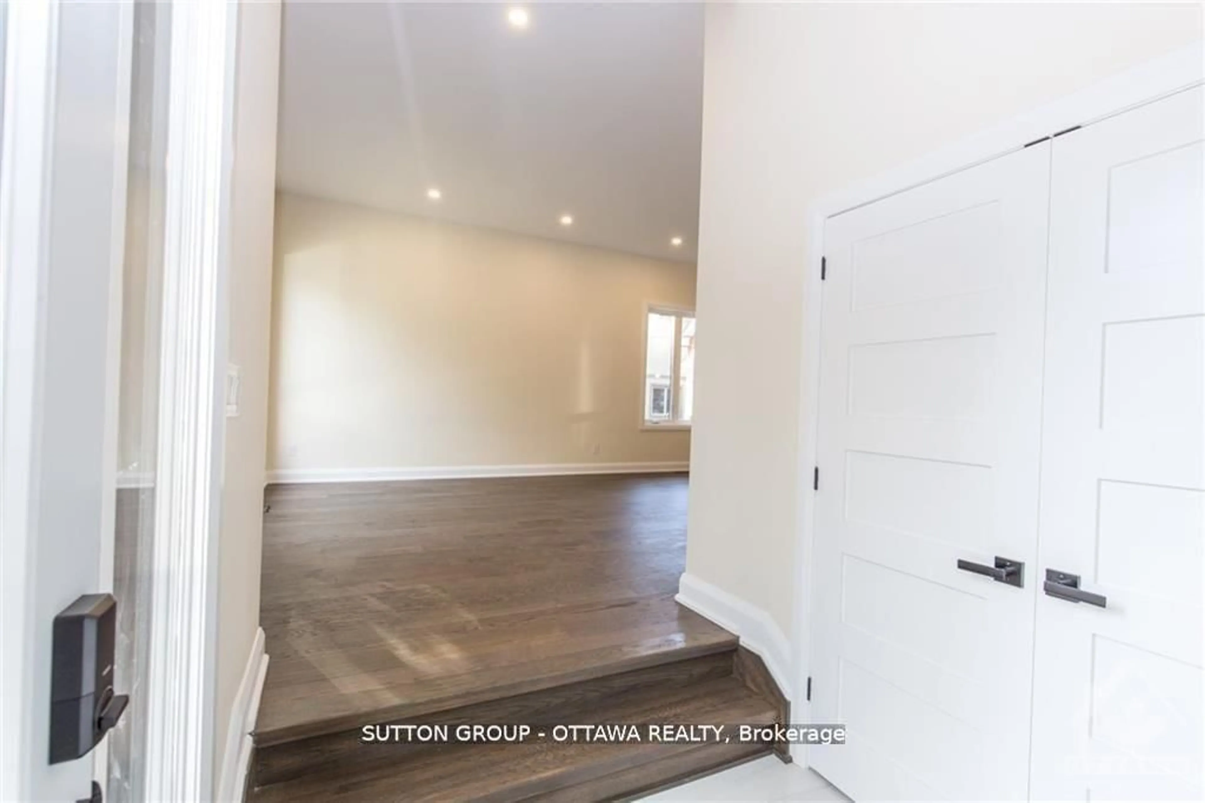 Indoor entryway for 571 Mutual St, Ottawa Ontario K1K 1C5