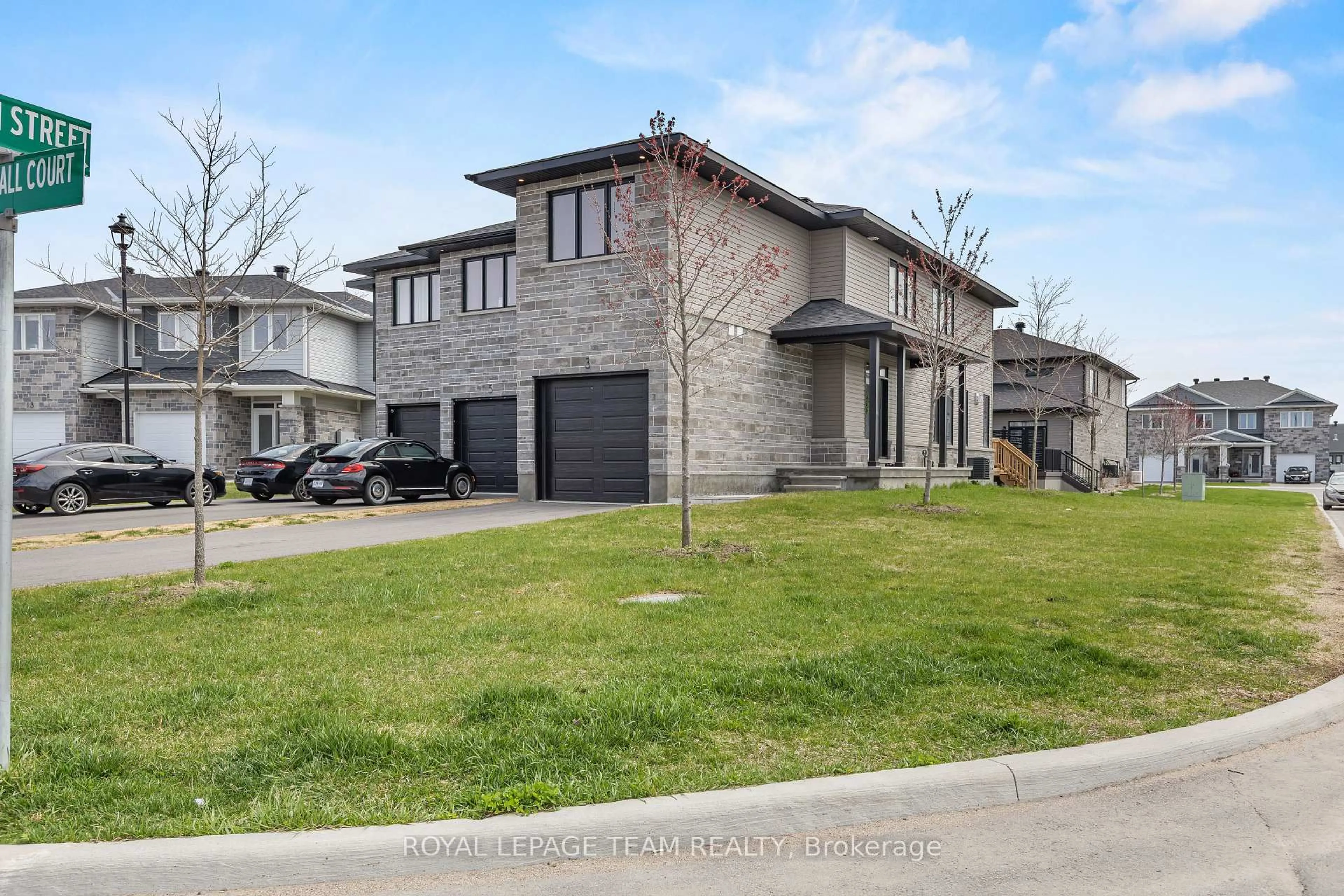 Home with brick exterior material, street for 3 Morrall Crt, Arnprior Ontario K7S 0J4