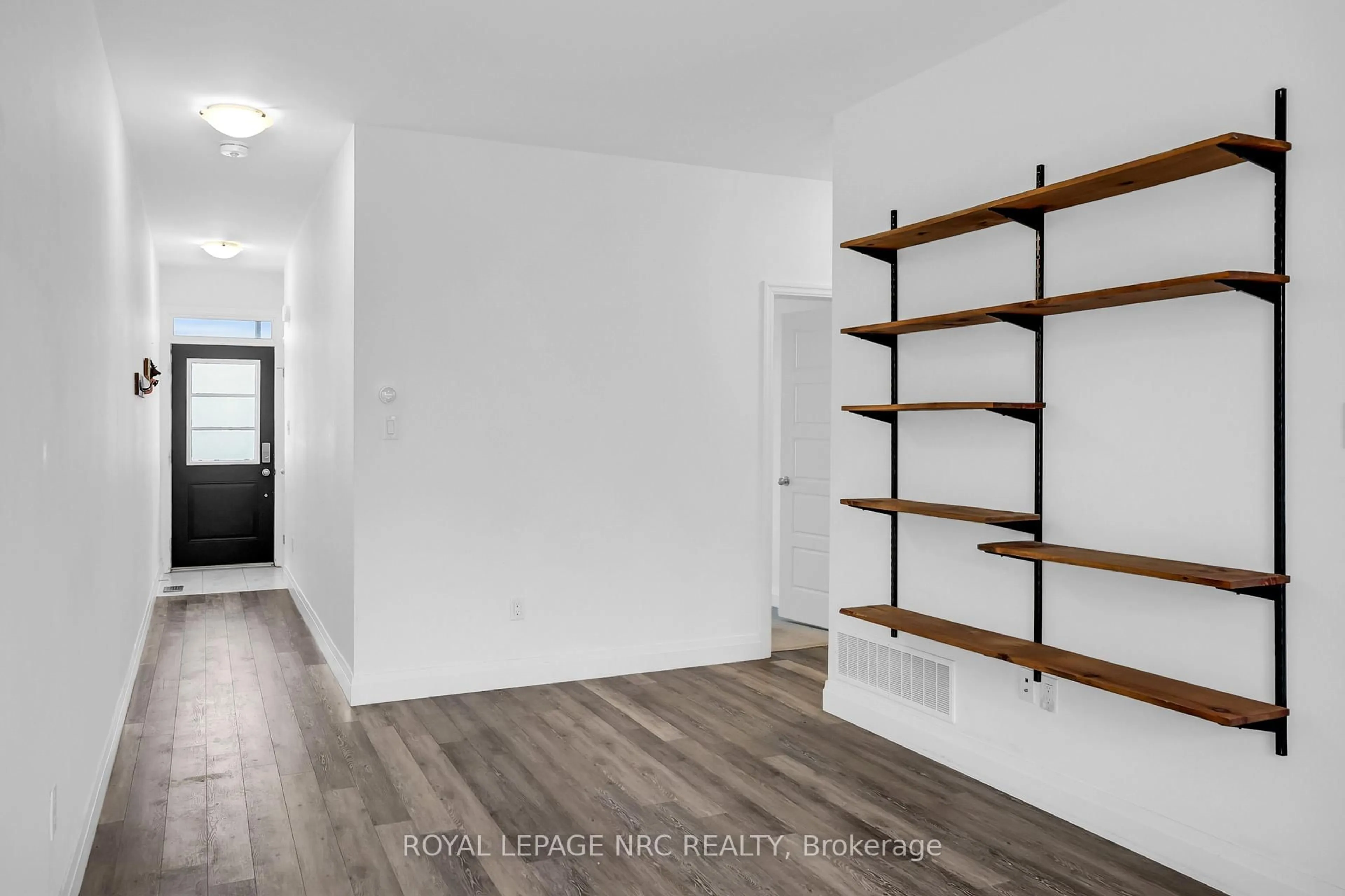 Indoor entryway for 290 Barton St #30, Hamilton Ontario L8R 3P3