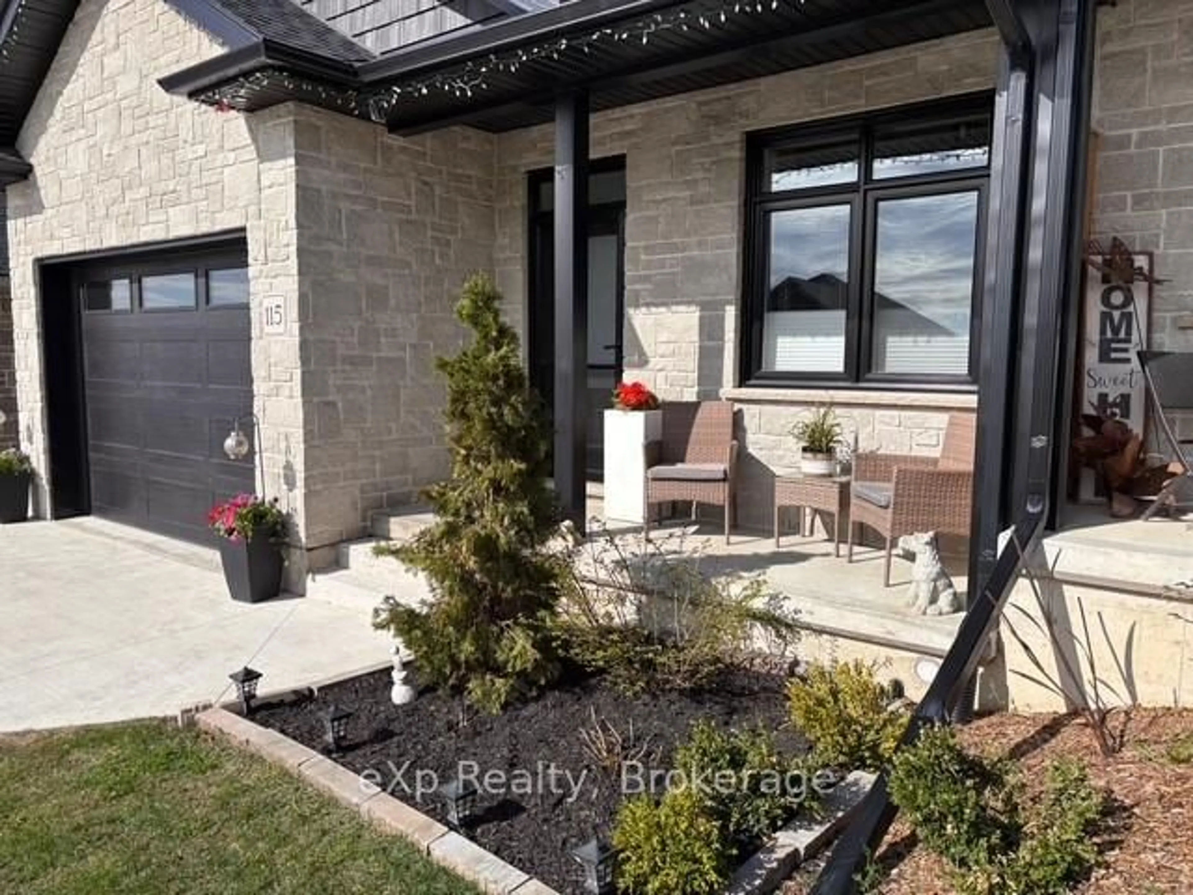 Indoor entryway for 115 Irishwood Lane, Brockton Ontario N0G 2V0