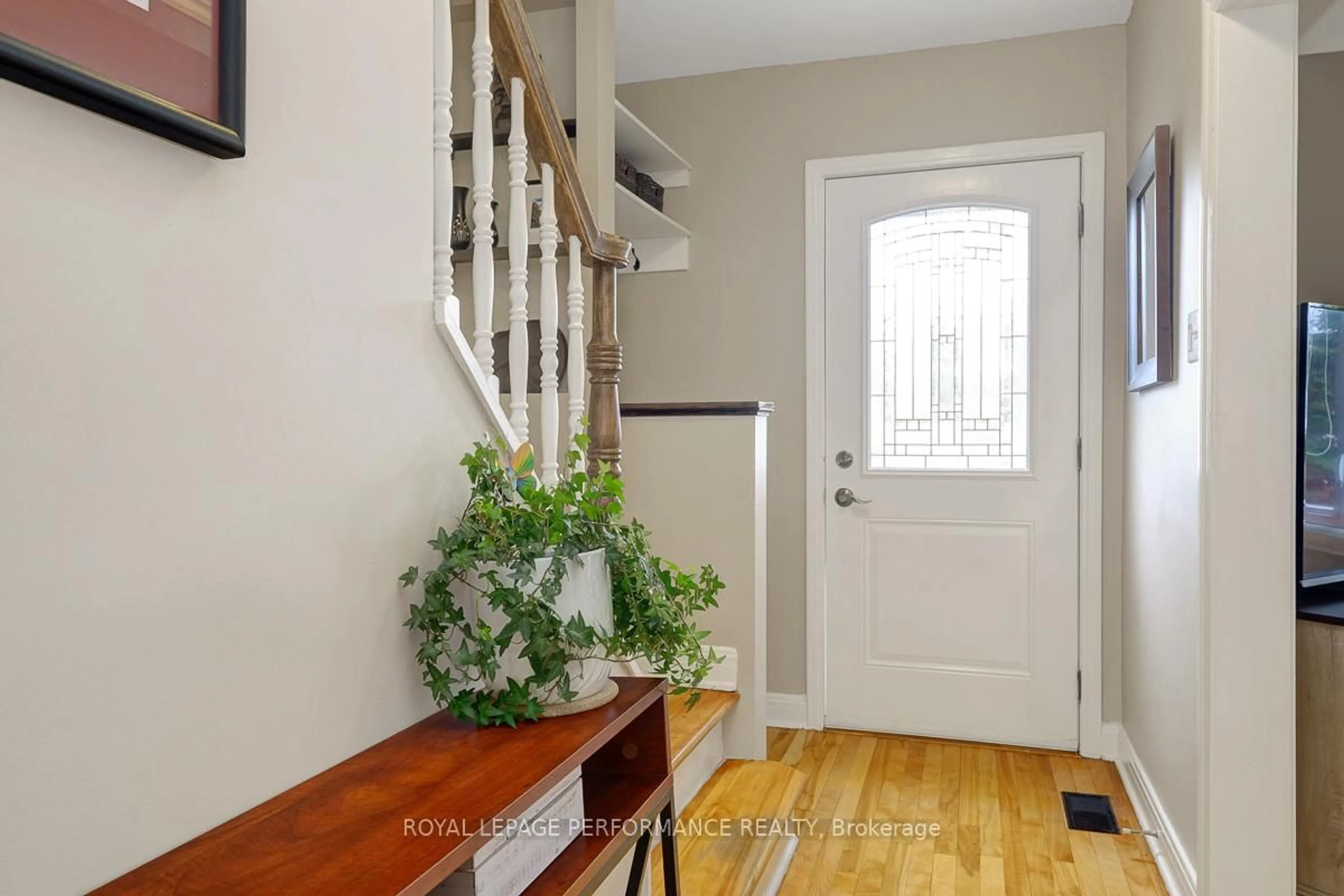 Indoor entryway for 956 Telford Ave, Ottawa Ontario K1K 3J7