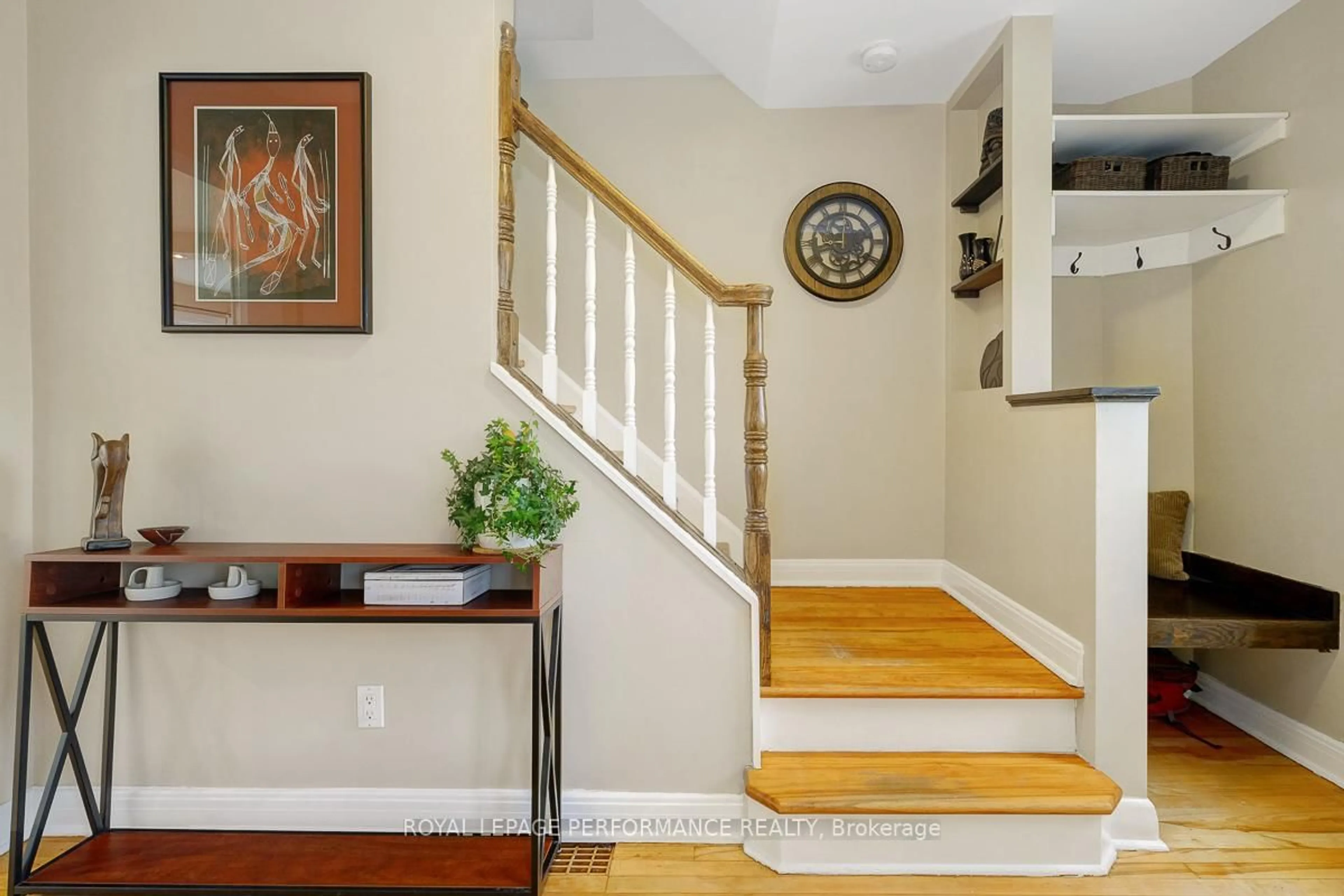 Indoor entryway for 956 Telford Ave, Ottawa Ontario K1K 3J7