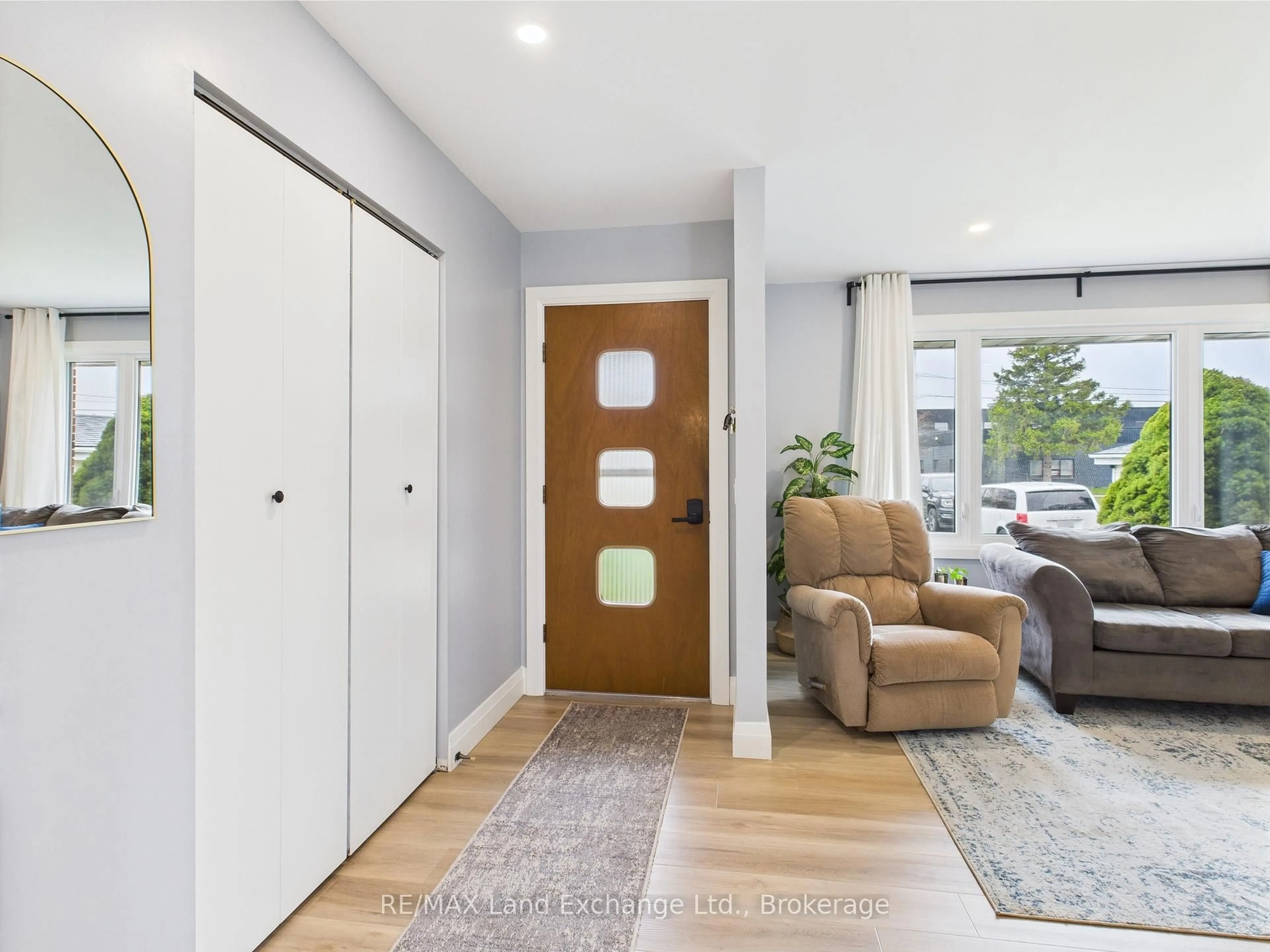 Indoor entryway for 402 Queen St, Kincardine Ontario N2Z 2R2