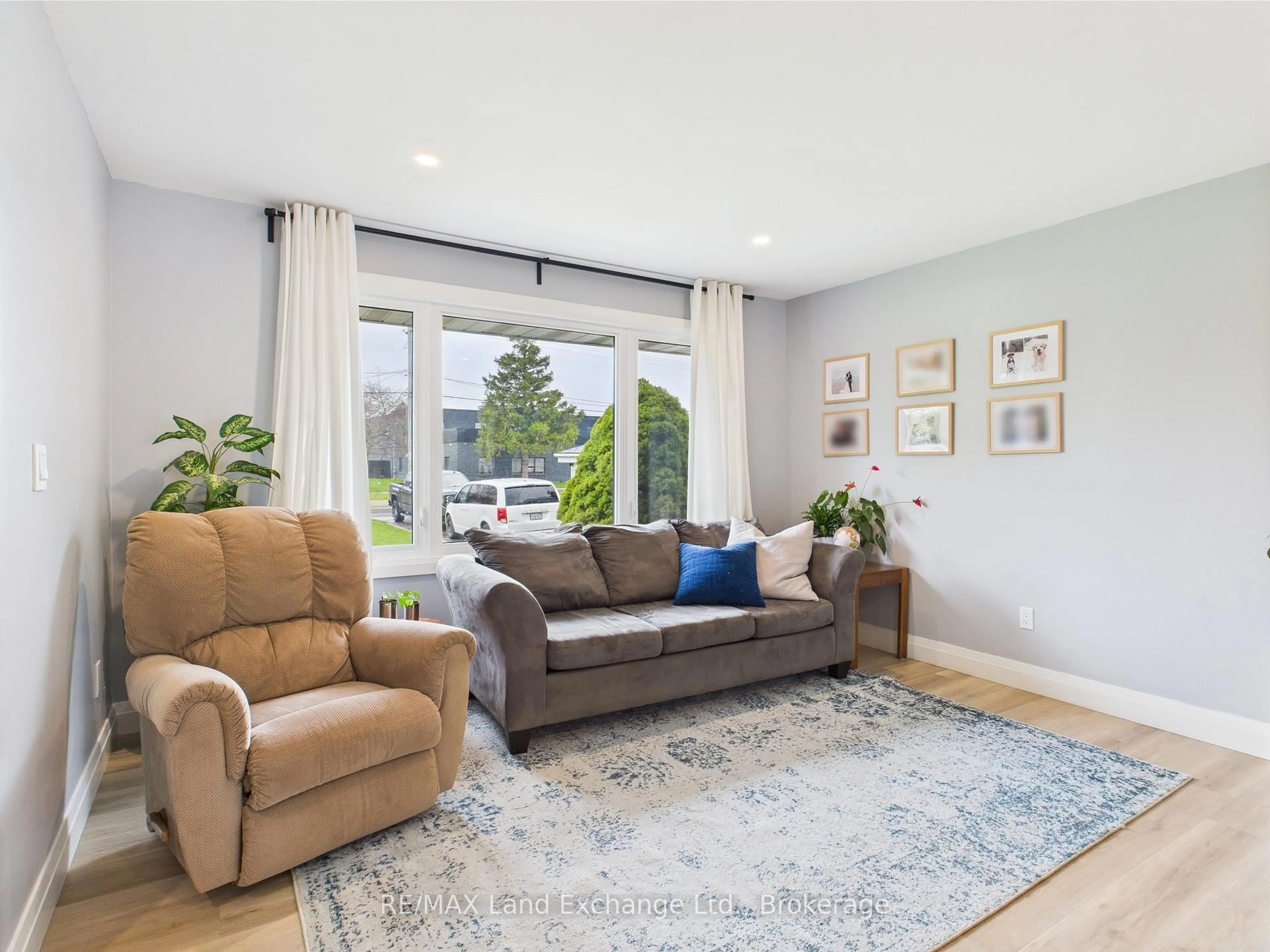 Living room with furniture, unknown for 402 Queen St, Kincardine Ontario N2Z 2R2
