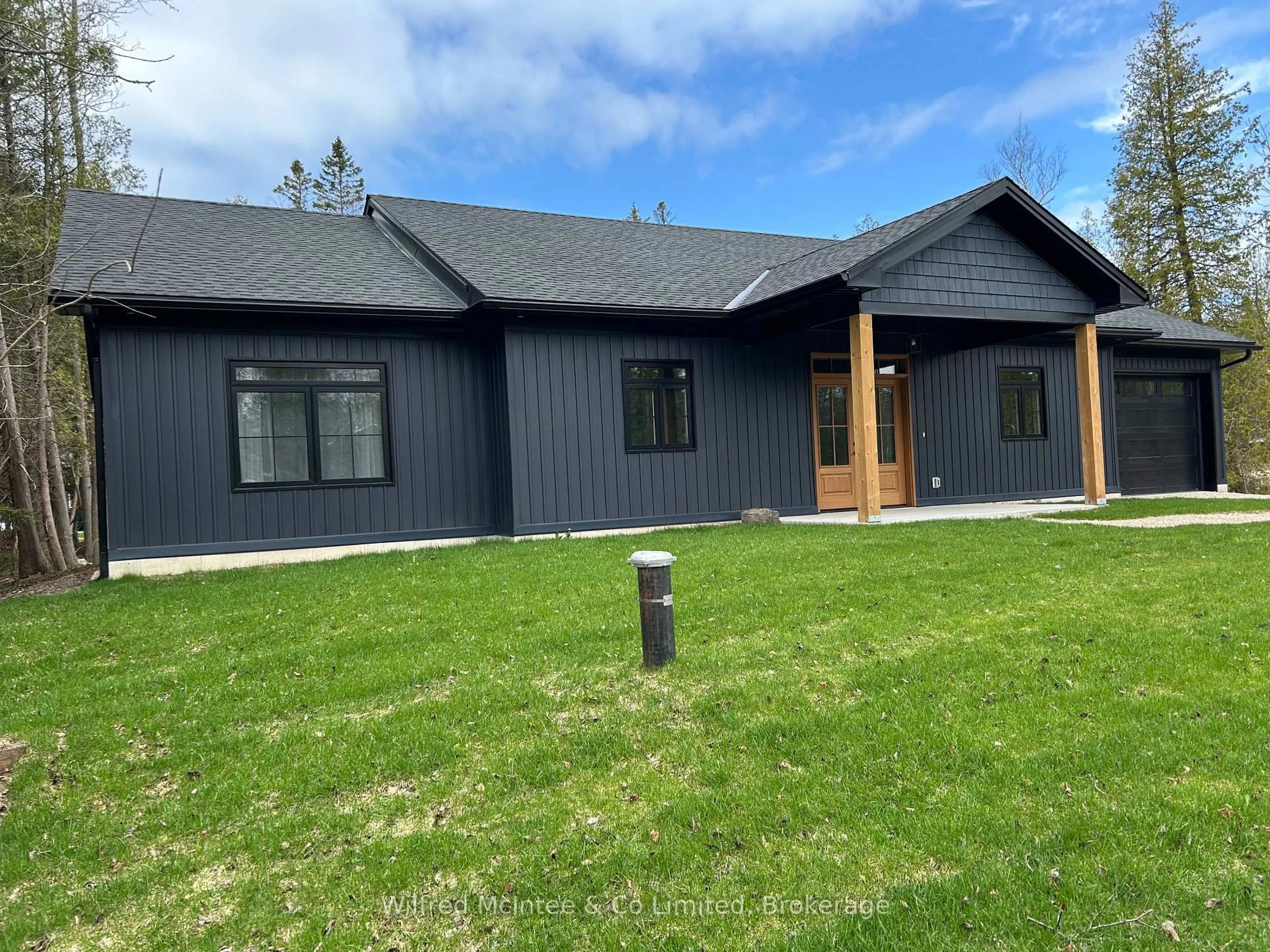 Home with vinyl exterior material, building for 38 William Crt, South Bruce Peninsula Ontario N0H 2T0