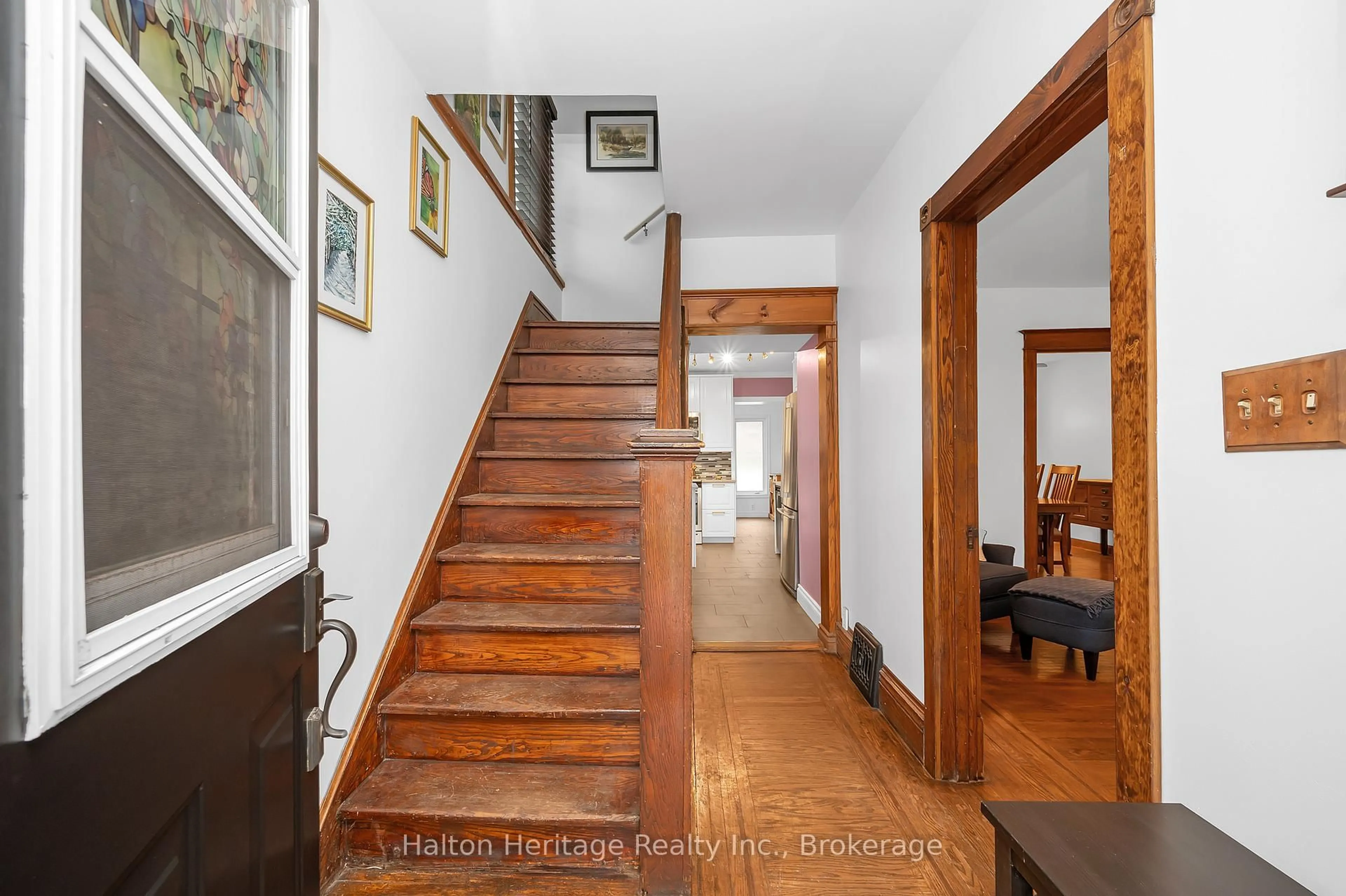 Indoor foyer for 230 Beach Blvd, Hamilton Ontario L8H 6W1