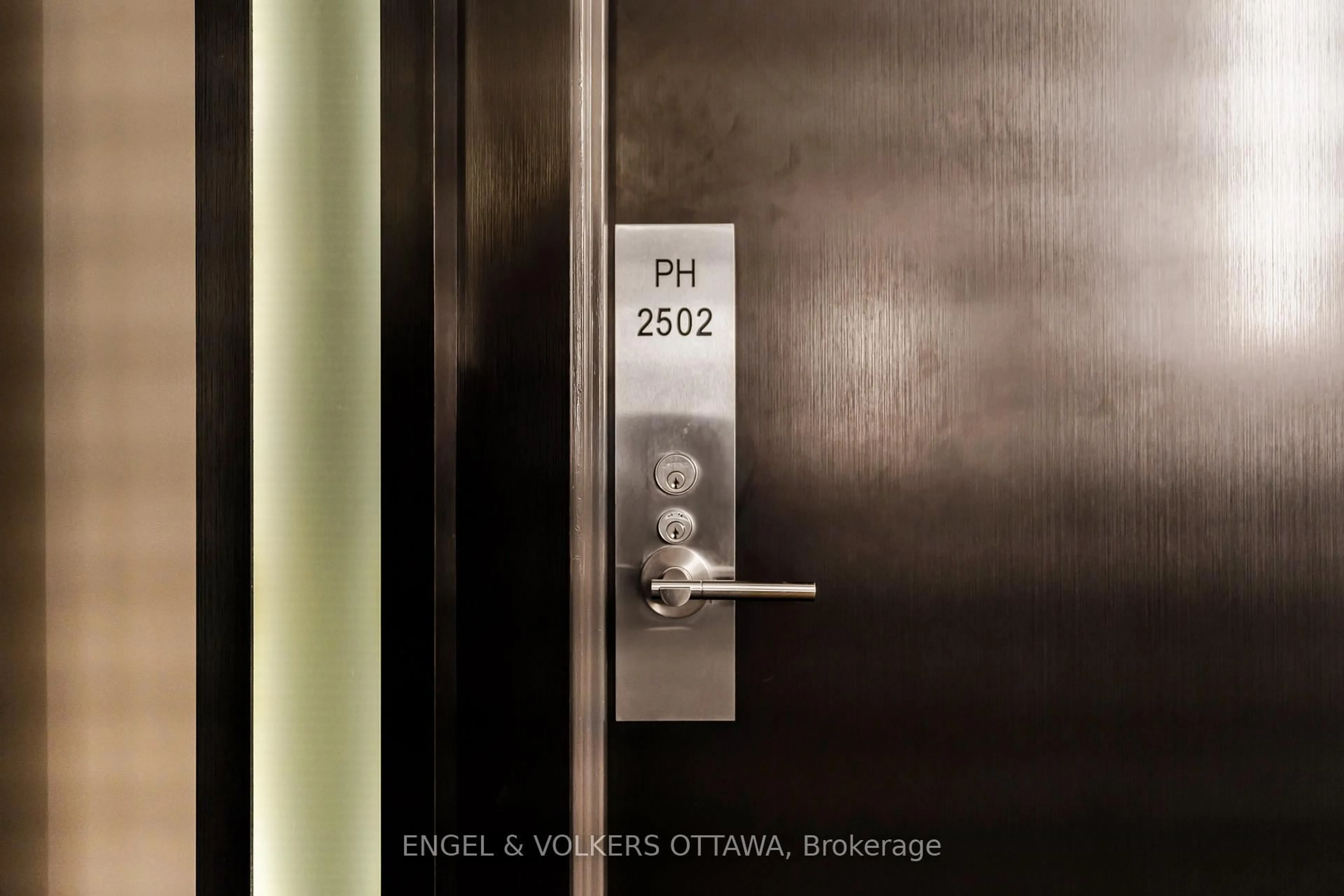 Indoor foyer for 485 Richmond Rd #2502, Ottawa Ontario K2A 3W9