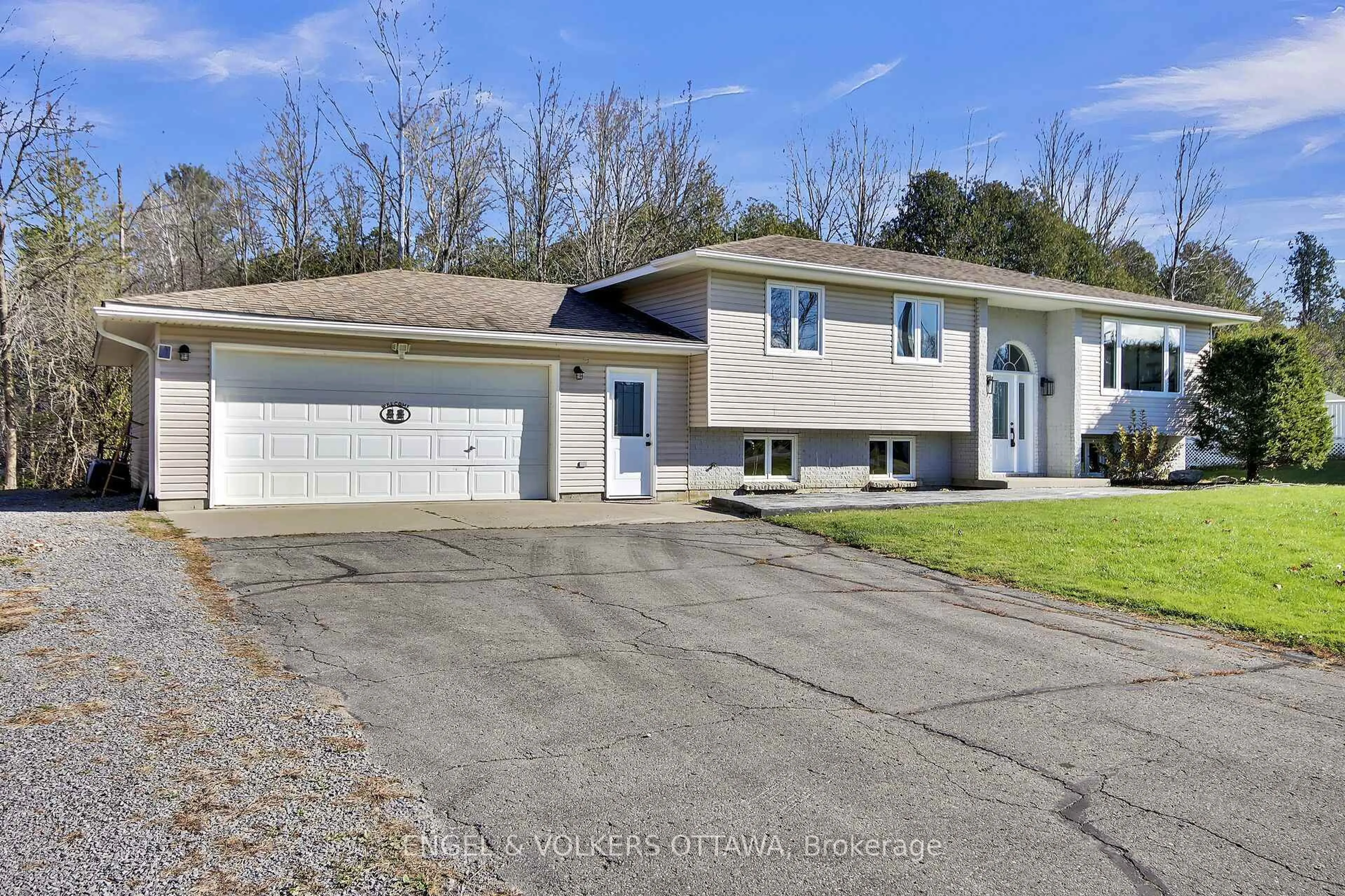 A pic from outside/outdoor area/front of a property/back of a property/a pic from drone, street for 4715 Kelso St, Augusta Ontario K0E 1T0