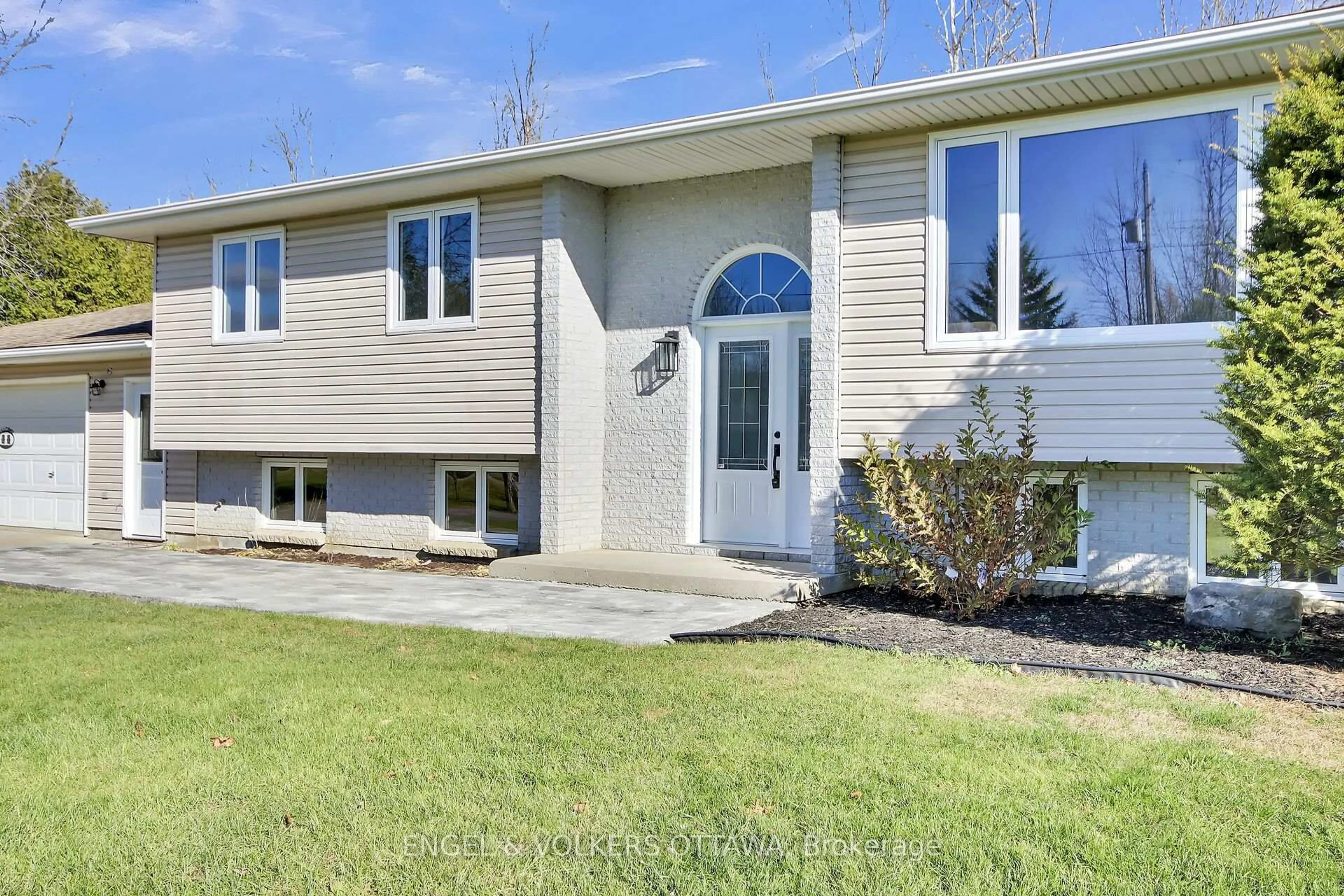Home with vinyl exterior material, street for 4715 Kelso St, Augusta Ontario K0E 1T0