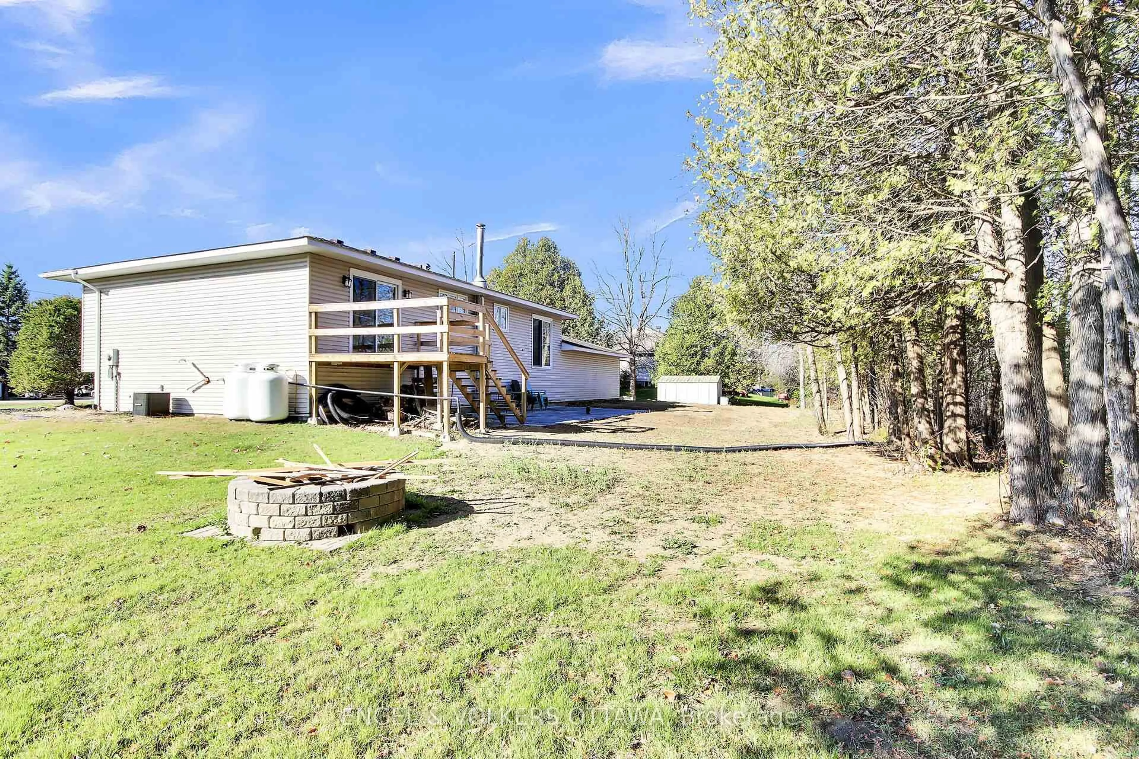 A pic from outside/outdoor area/front of a property/back of a property/a pic from drone, unknown for 4715 Kelso St, Augusta Ontario K0E 1T0