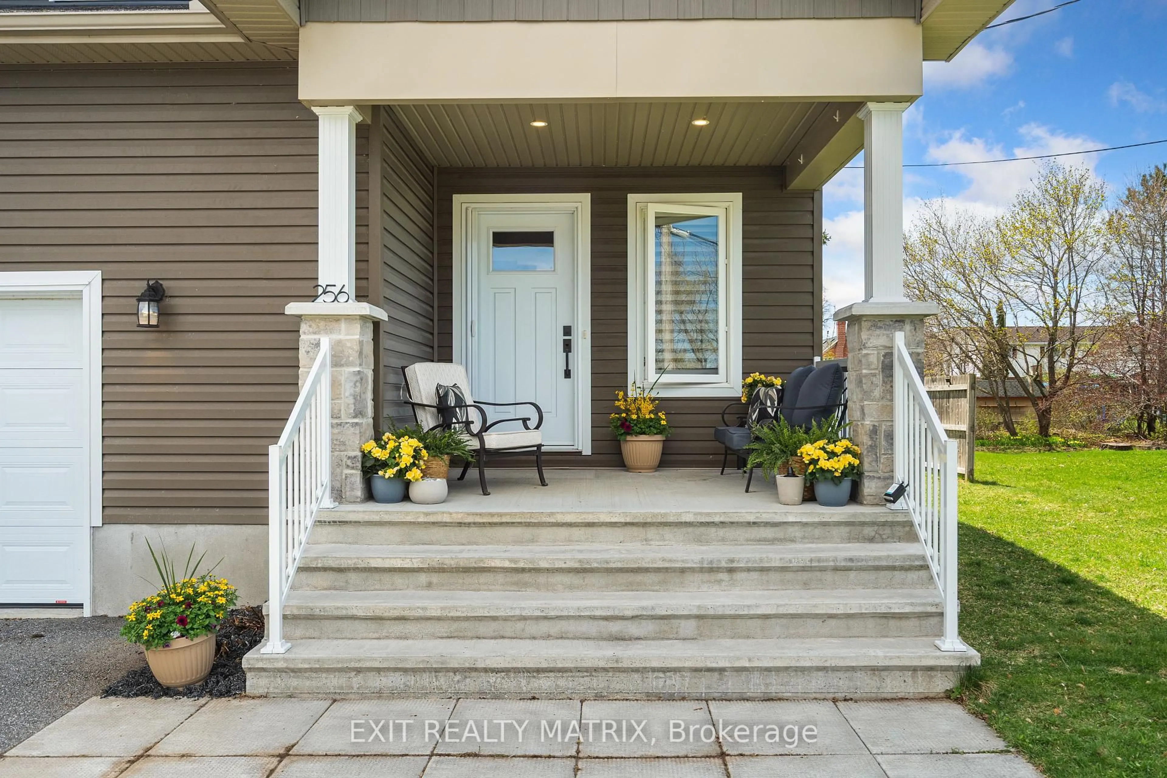 Indoor entryway for 256 Ann St, Almonte Ontario K0A 1A0