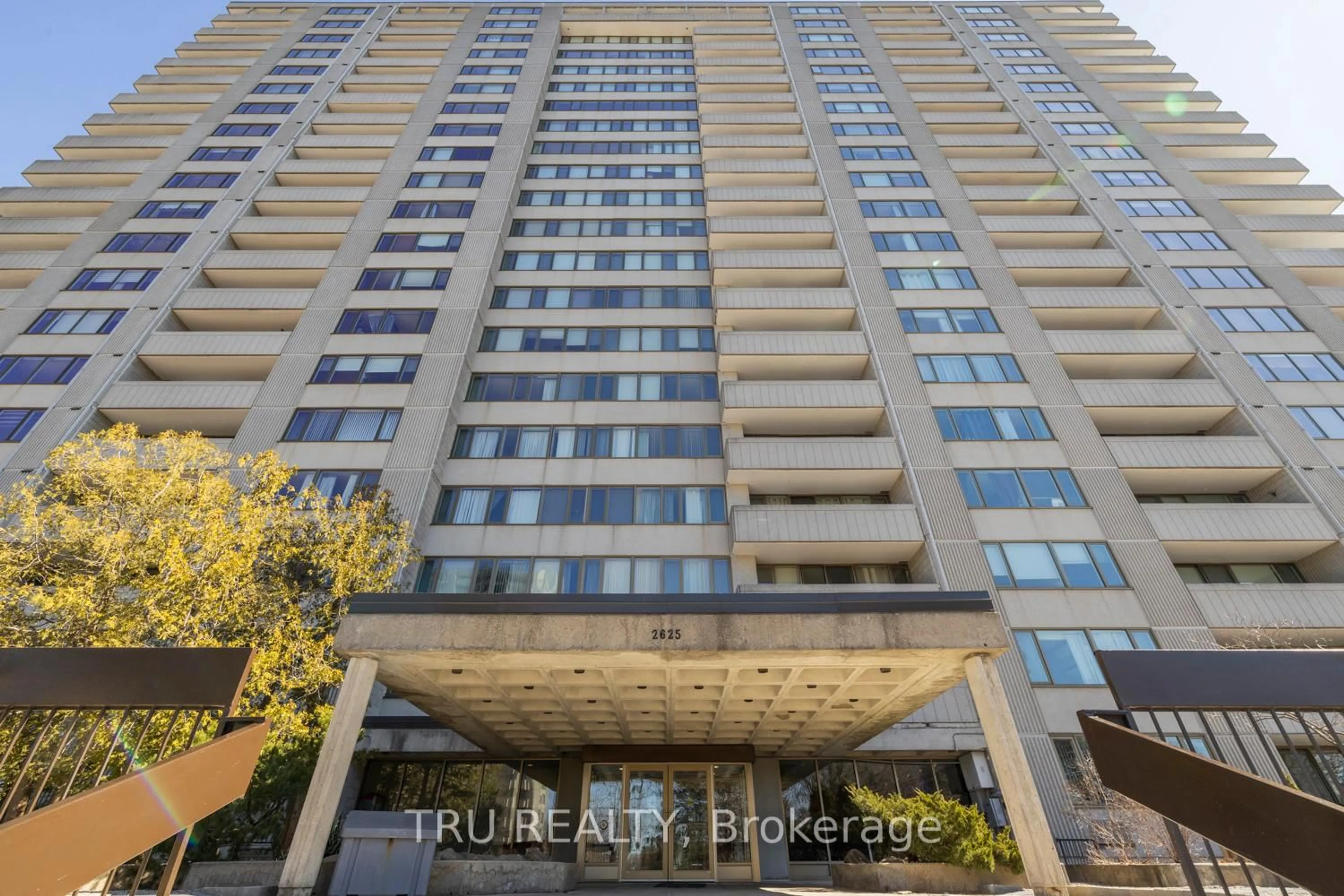 Indoor foyer for 2625 Regina St #510, Ottawa Ontario K2B 5W8