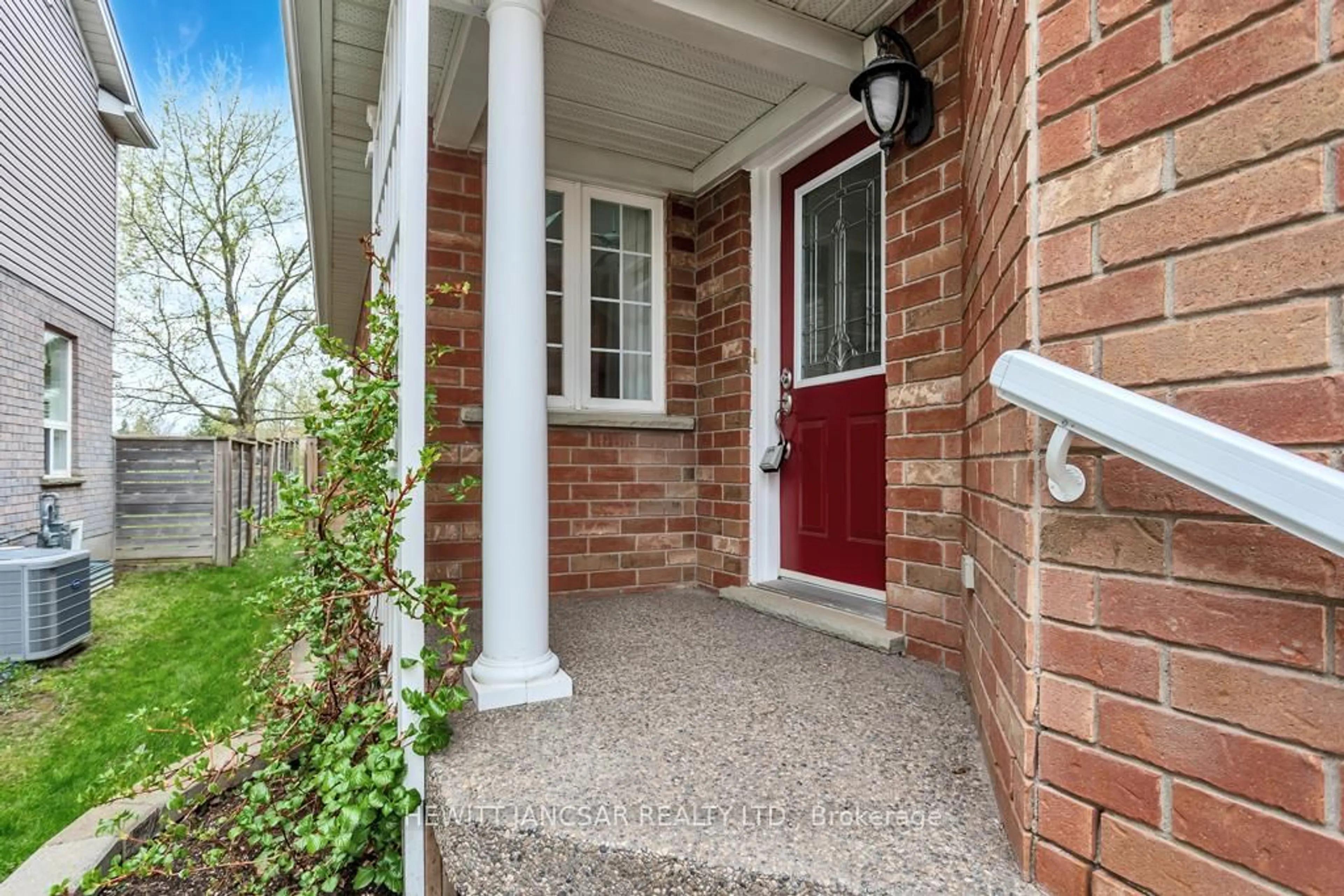 Indoor entryway for 430 Eastbridge Blvd, Waterloo Ontario N2K 3Y3