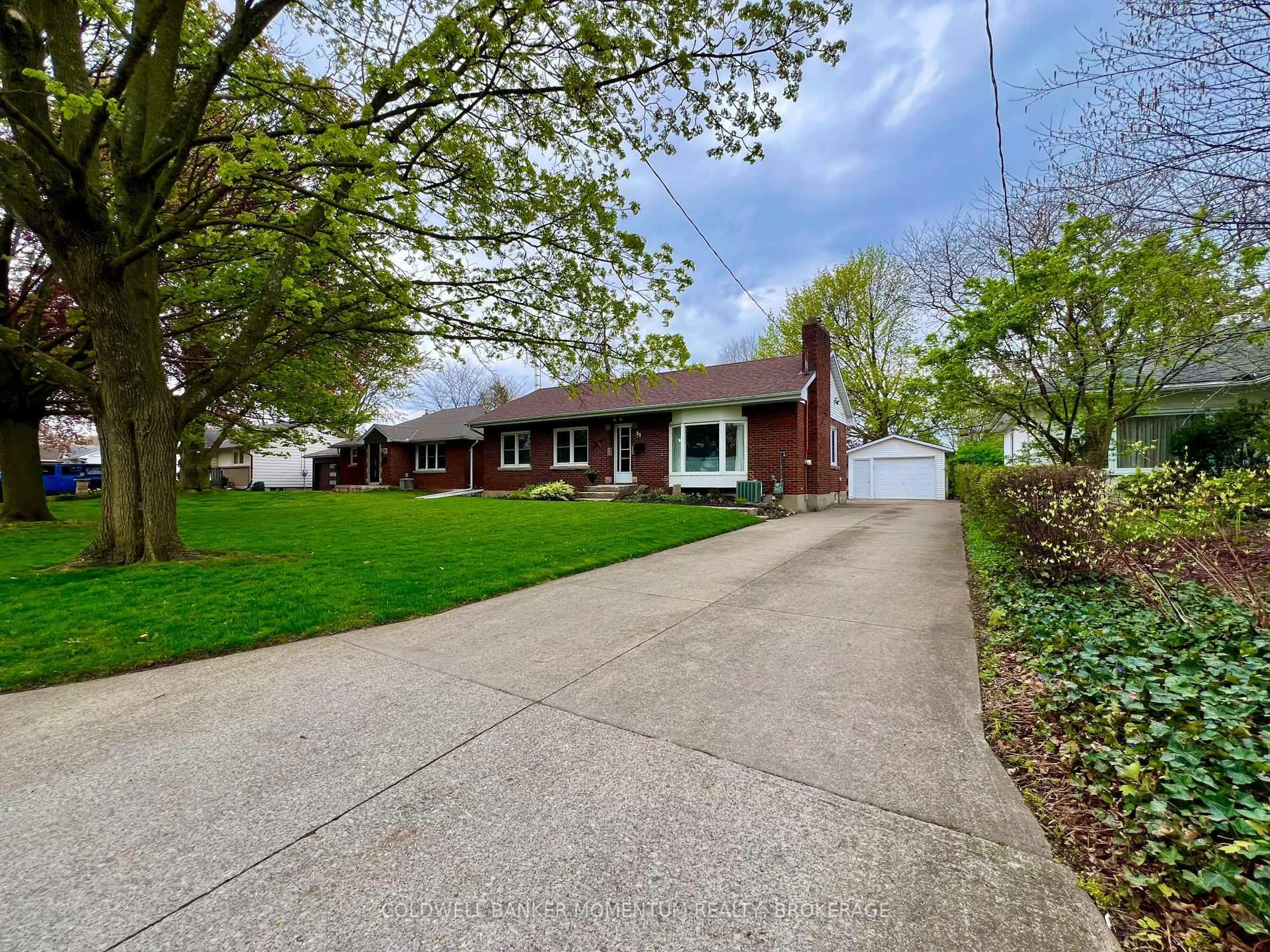 A pic from outside/outdoor area/front of a property/back of a property/a pic from drone, street for 31 Woodelm Dr, St. Catharines Ontario L2M 4N5