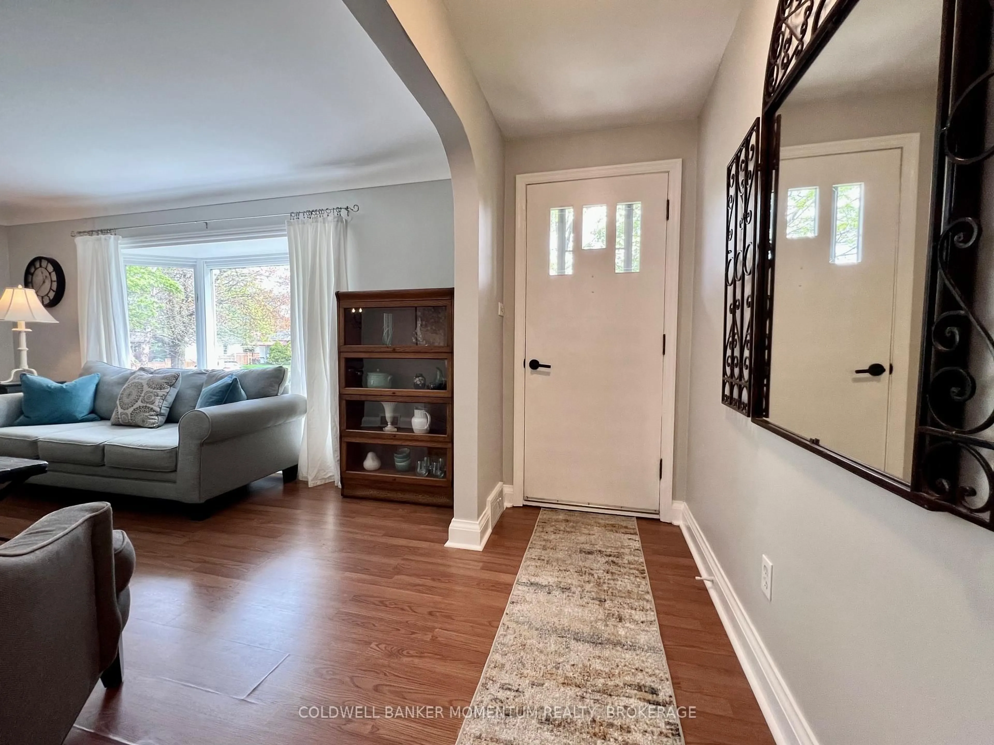 Indoor entryway for 31 Woodelm Dr, St. Catharines Ontario L2M 4N5