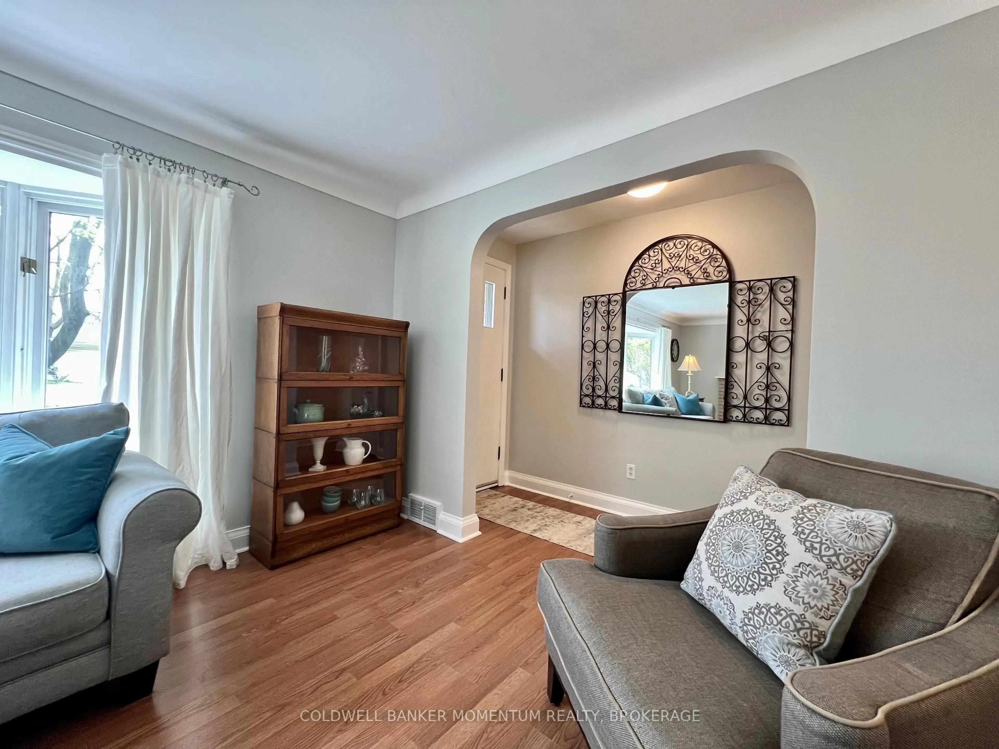 Living room with furniture, unknown for 31 Woodelm Dr, St. Catharines Ontario L2M 4N5