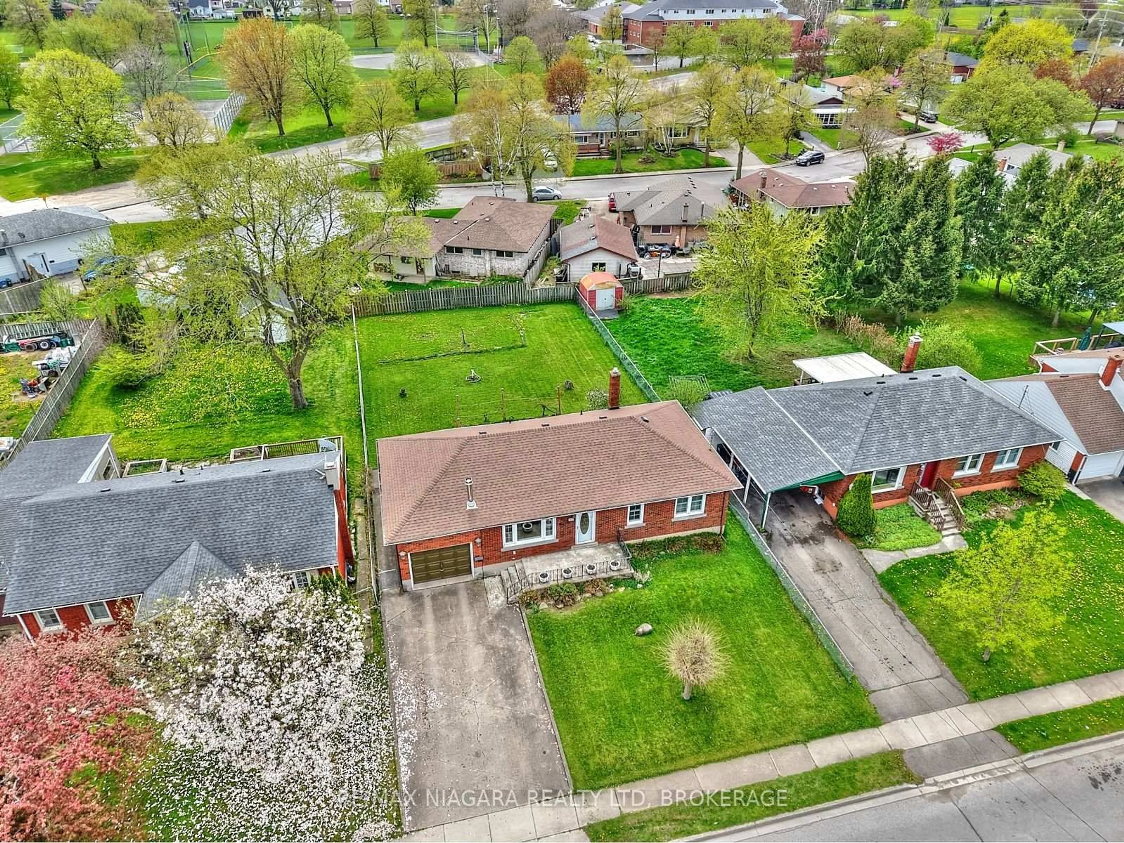 A pic from outside/outdoor area/front of a property/back of a property/a pic from drone, street for 5892 Carman St, Niagara Falls Ontario L2J 1S1