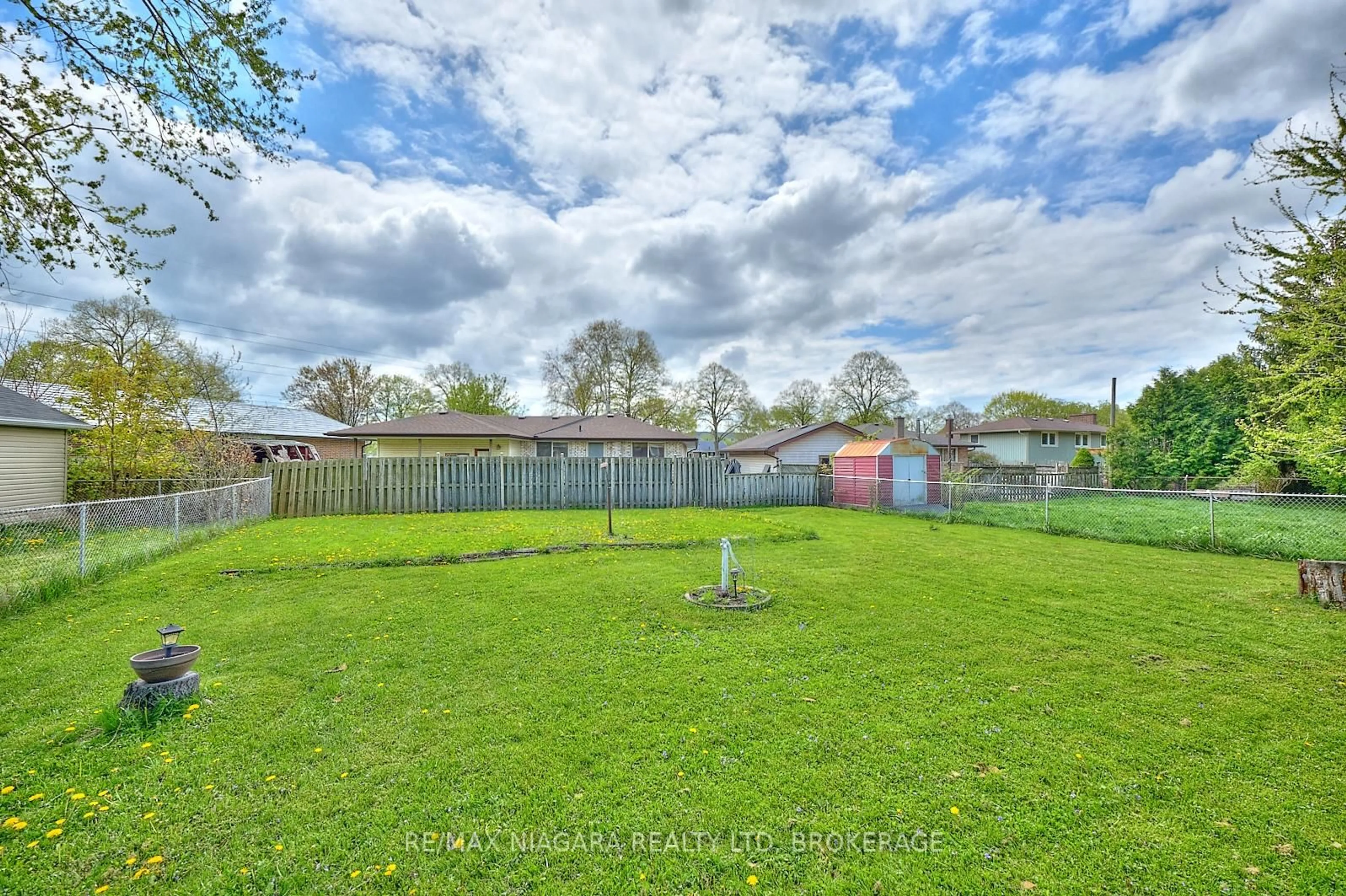 A pic from outside/outdoor area/front of a property/back of a property/a pic from drone, unknown for 5892 Carman St, Niagara Falls Ontario L2J 1S1