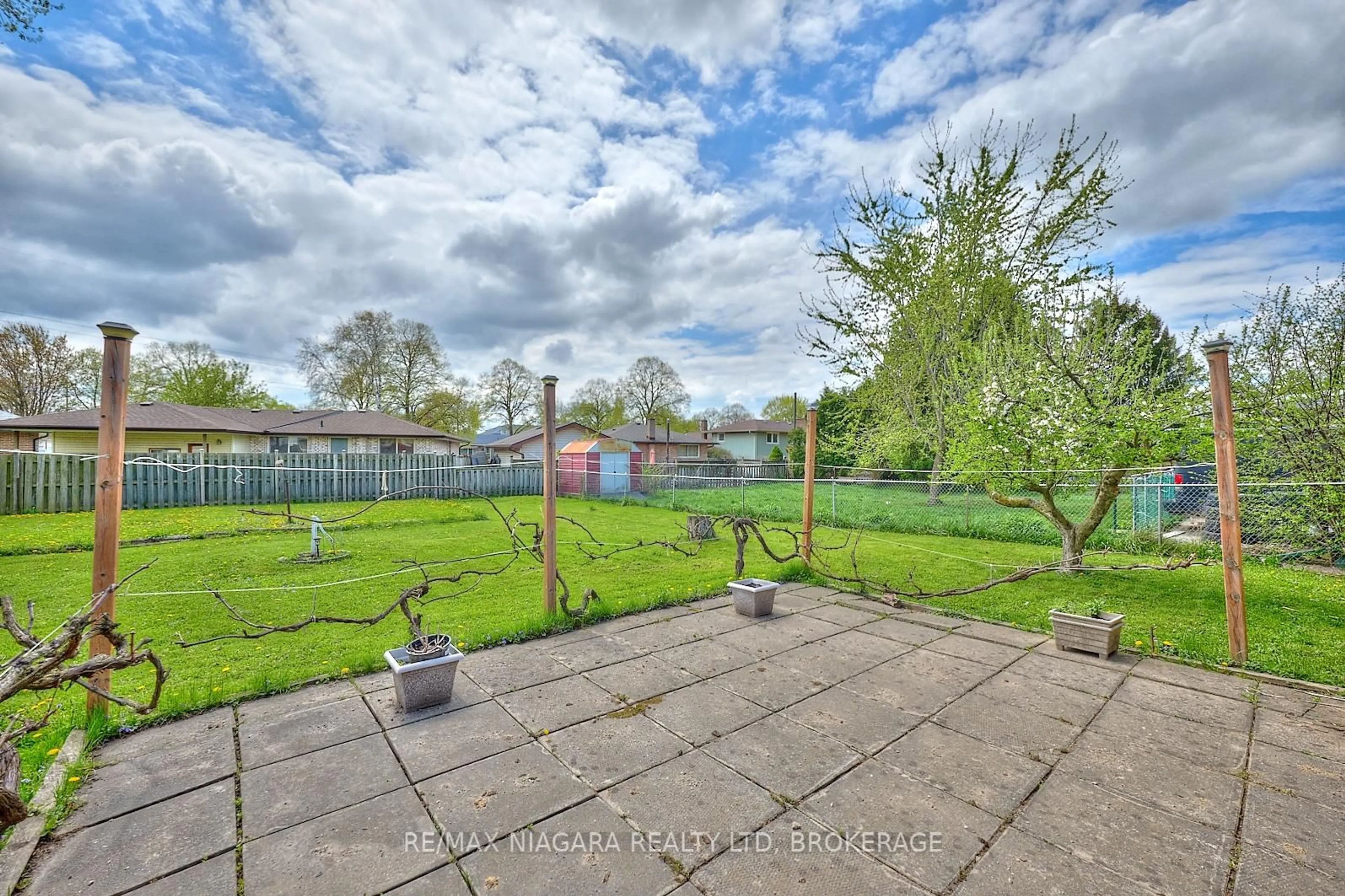 A pic from outside/outdoor area/front of a property/back of a property/a pic from drone, unknown for 5892 Carman St, Niagara Falls Ontario L2J 1S1