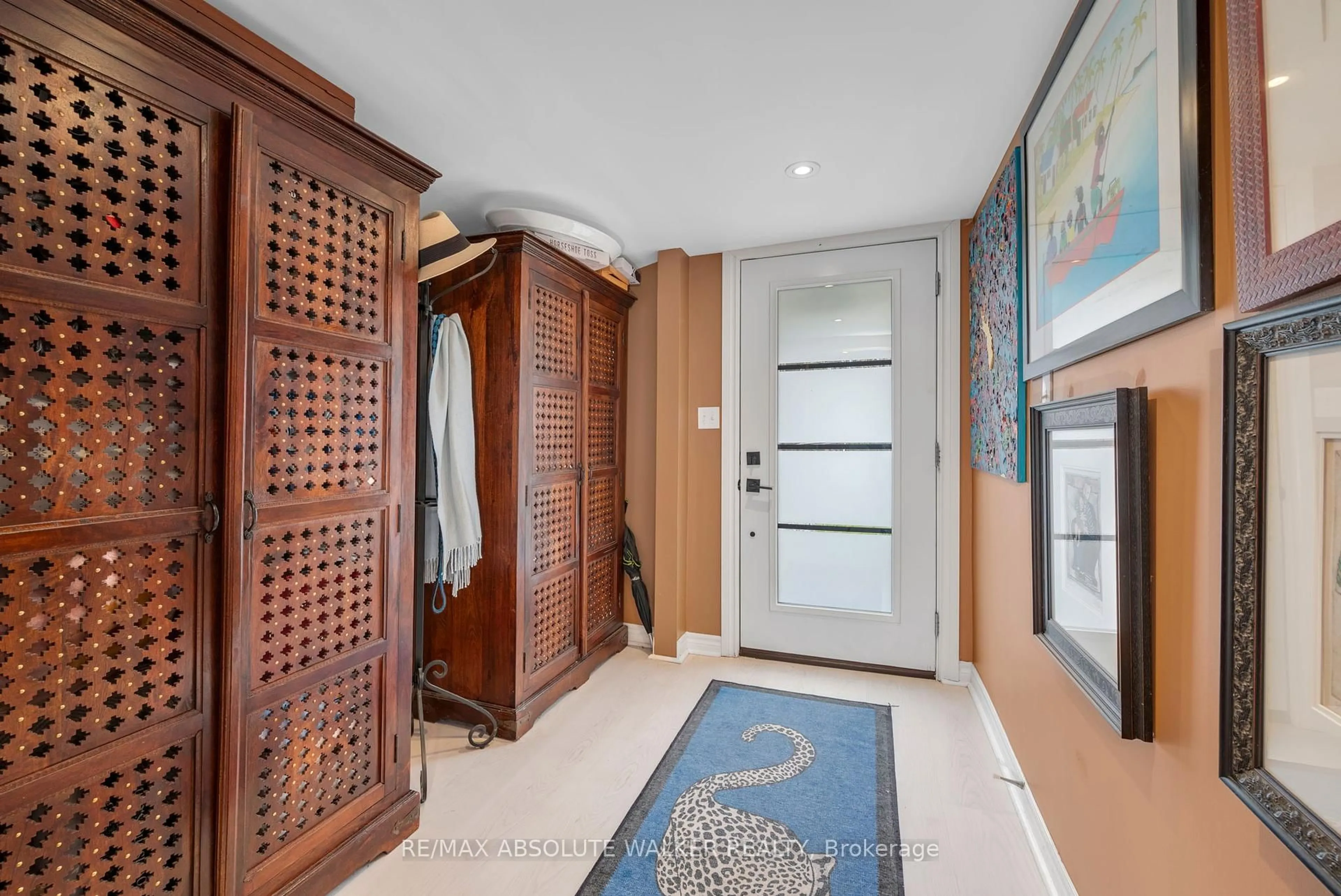 Indoor foyer for 2552C River Rd, Ottawa Ontario K4M 1B4