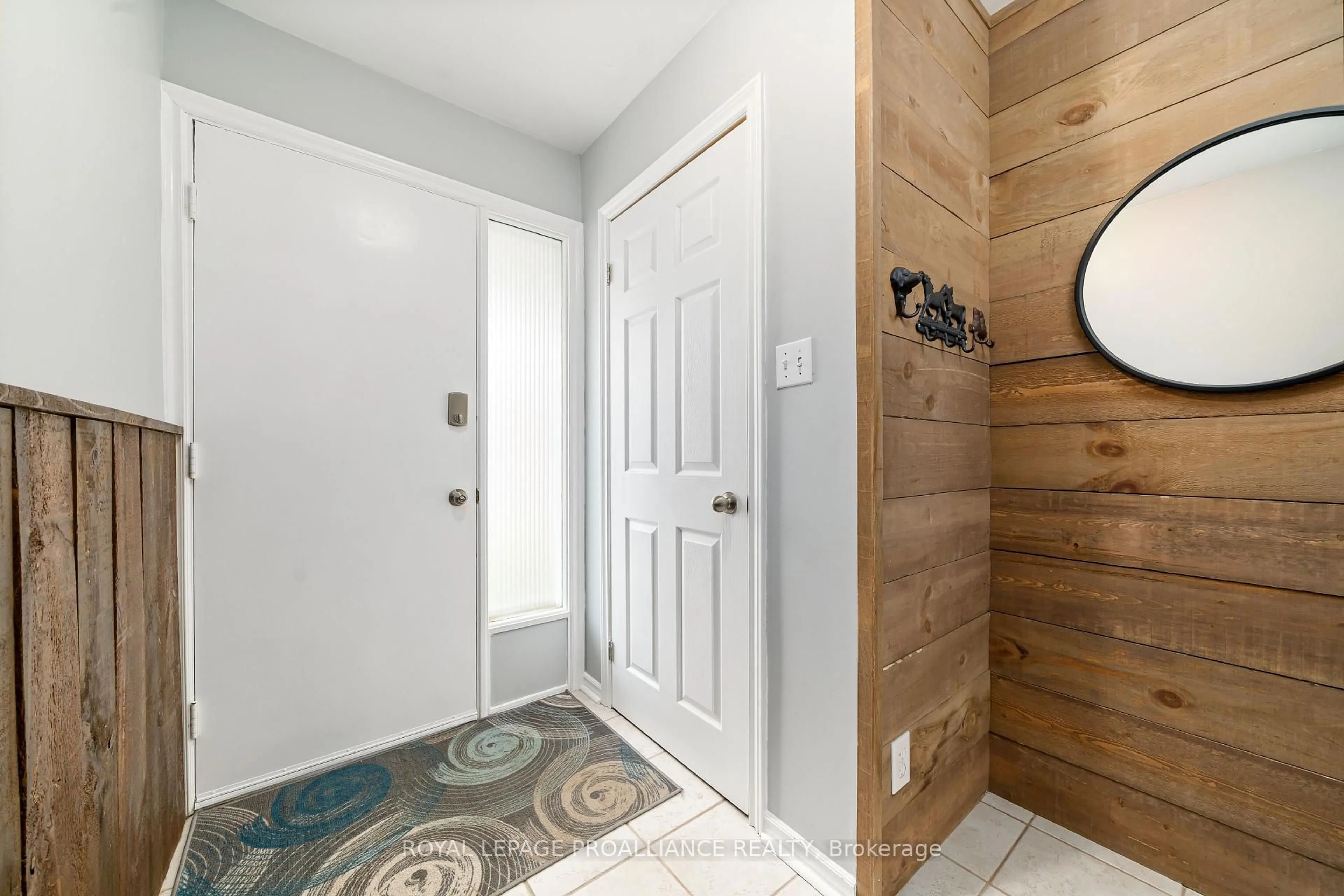 Indoor entryway for 12 Anna Crt, Quinte West Ontario K8V 5Y4