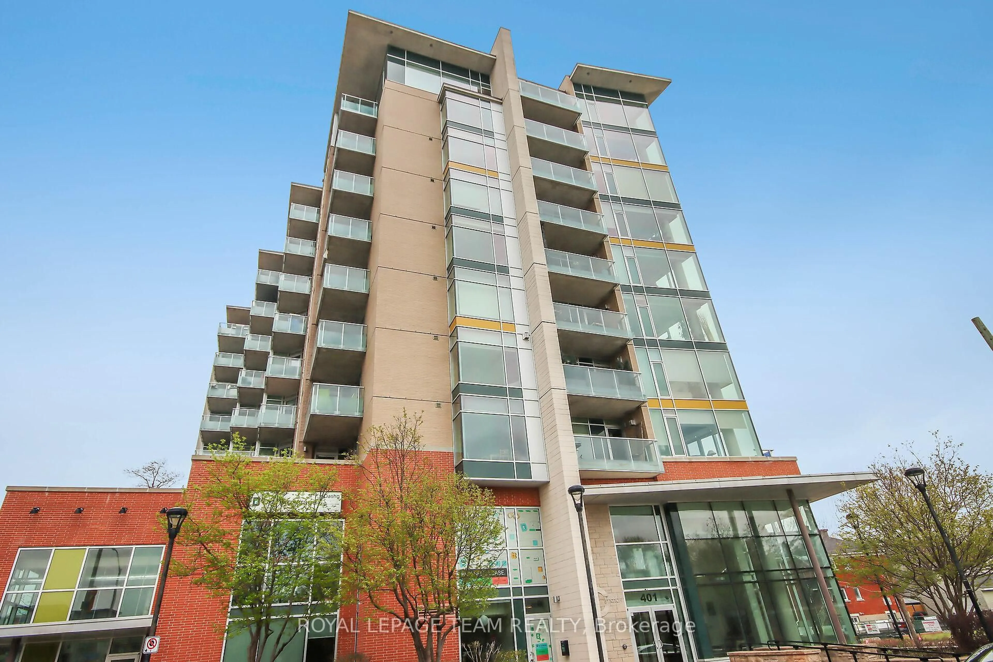 Indoor foyer for 401 Golden Ave #704, Ottawa Ontario K2A 1H4