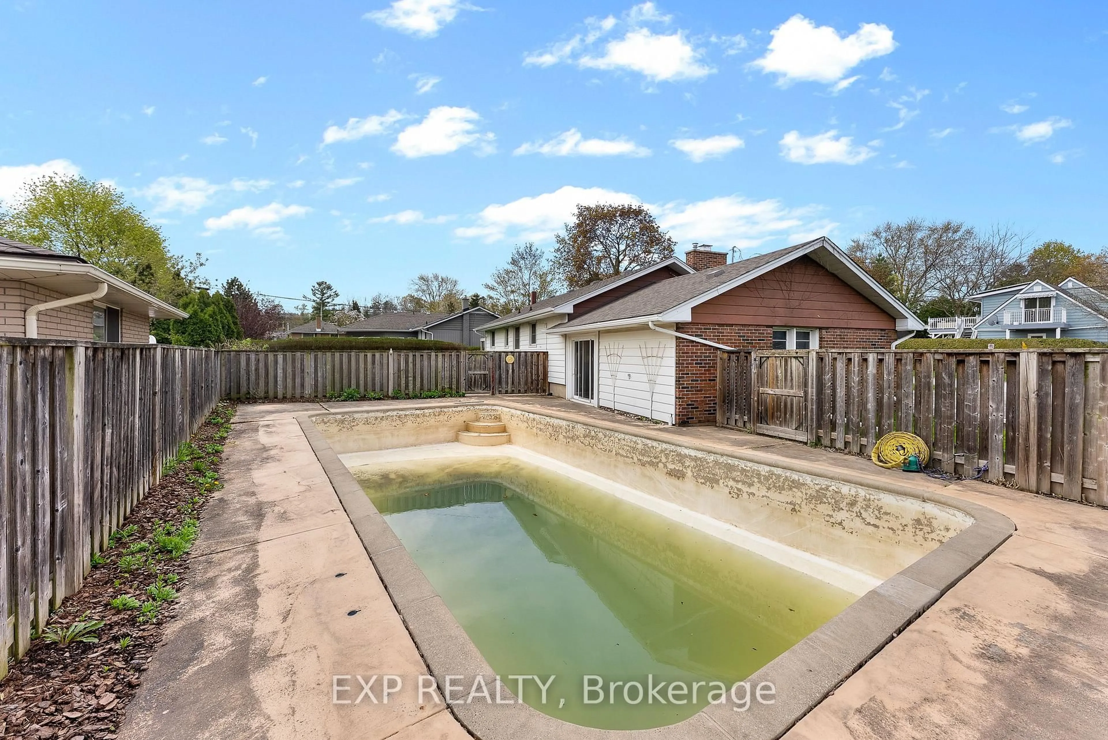 A pic from outside/outdoor area/front of a property/back of a property/a pic from drone, water/lake/river/ocean view for 3897 Orchard Ave, Lincoln Ontario L0R 2C0