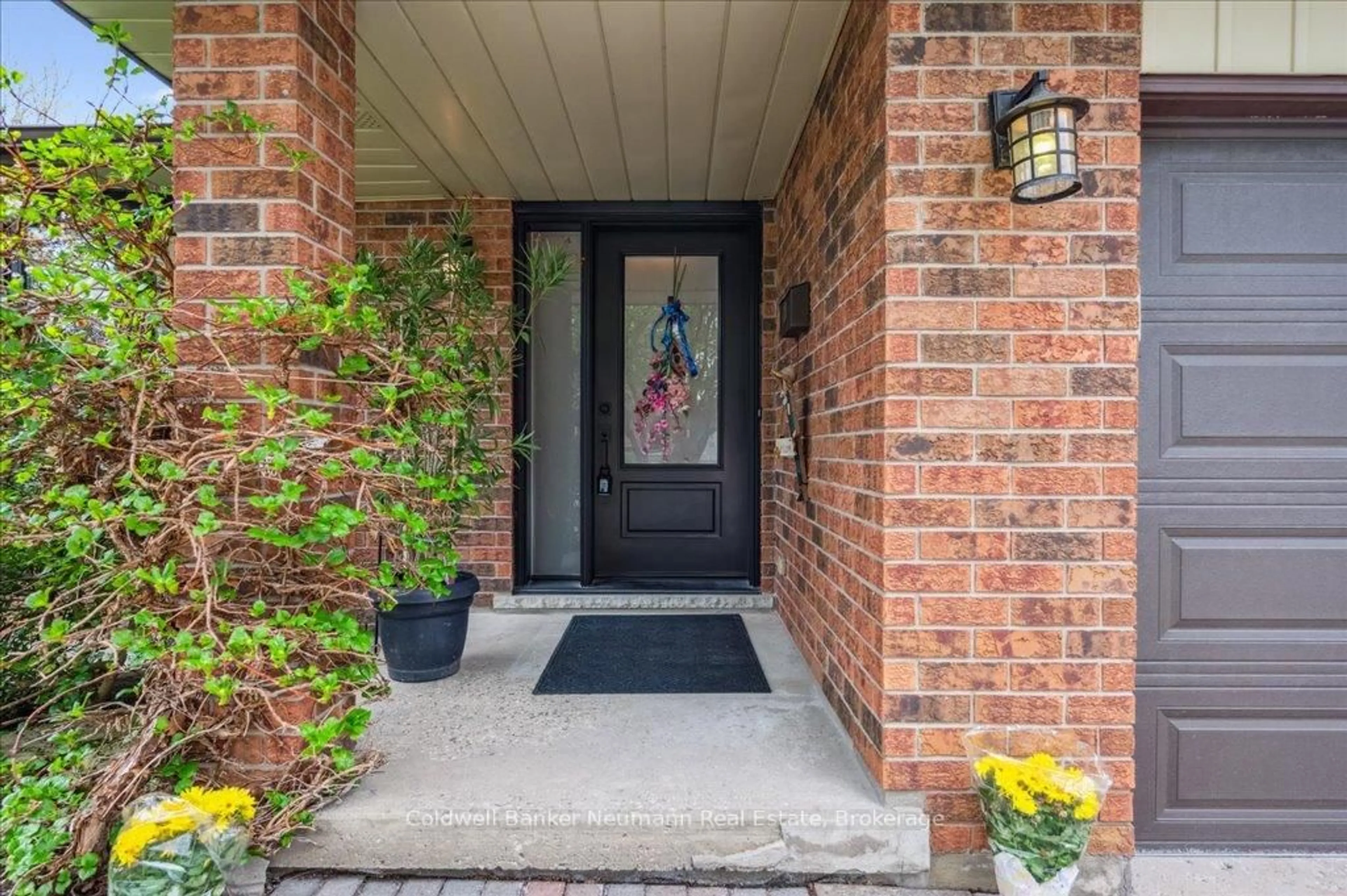 Indoor entryway for 17 Brazolot Dr, Guelph Ontario N1G 4M1
