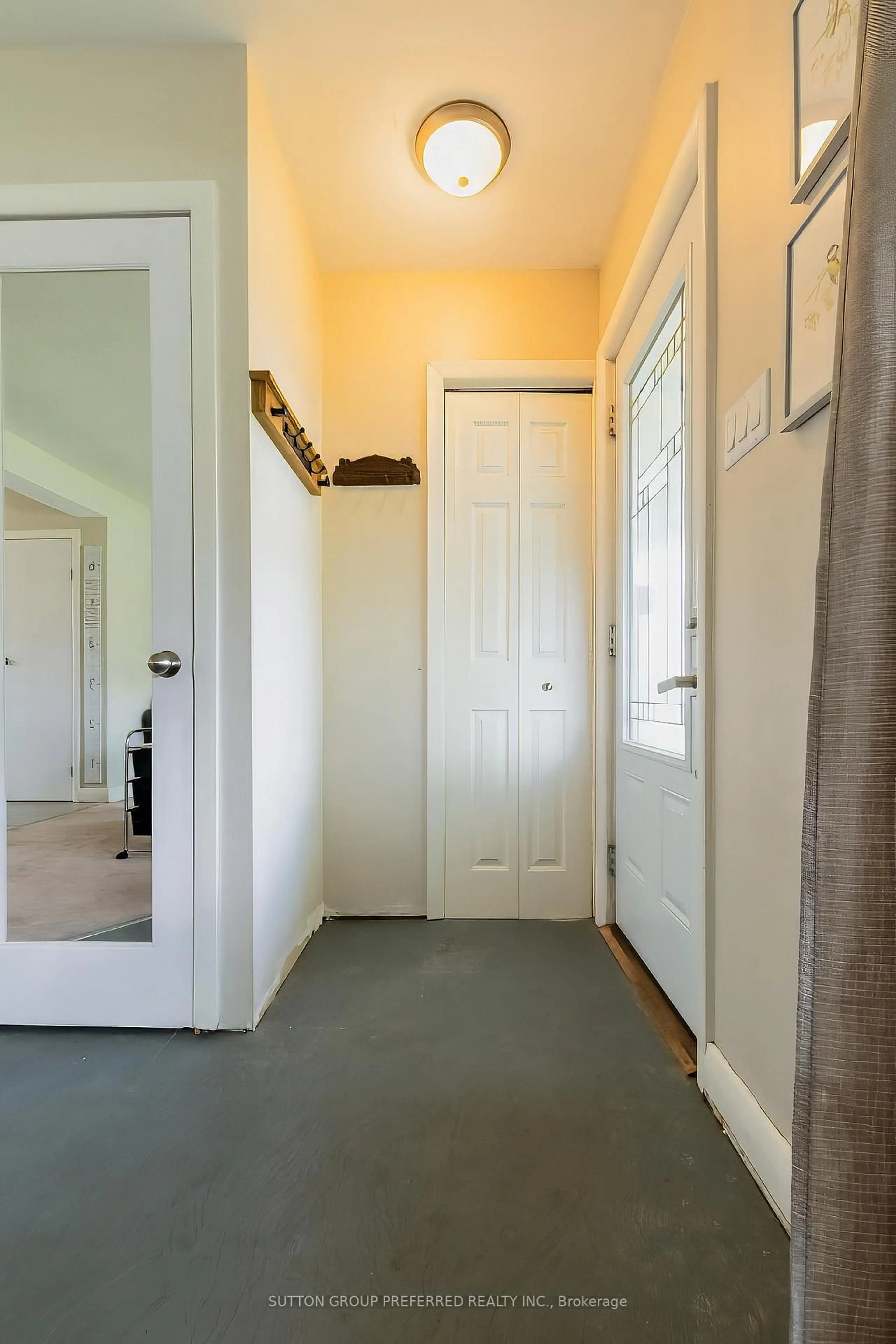Indoor entryway for 3572 Catherine St, Thames Centre Ontario N0L 1G0