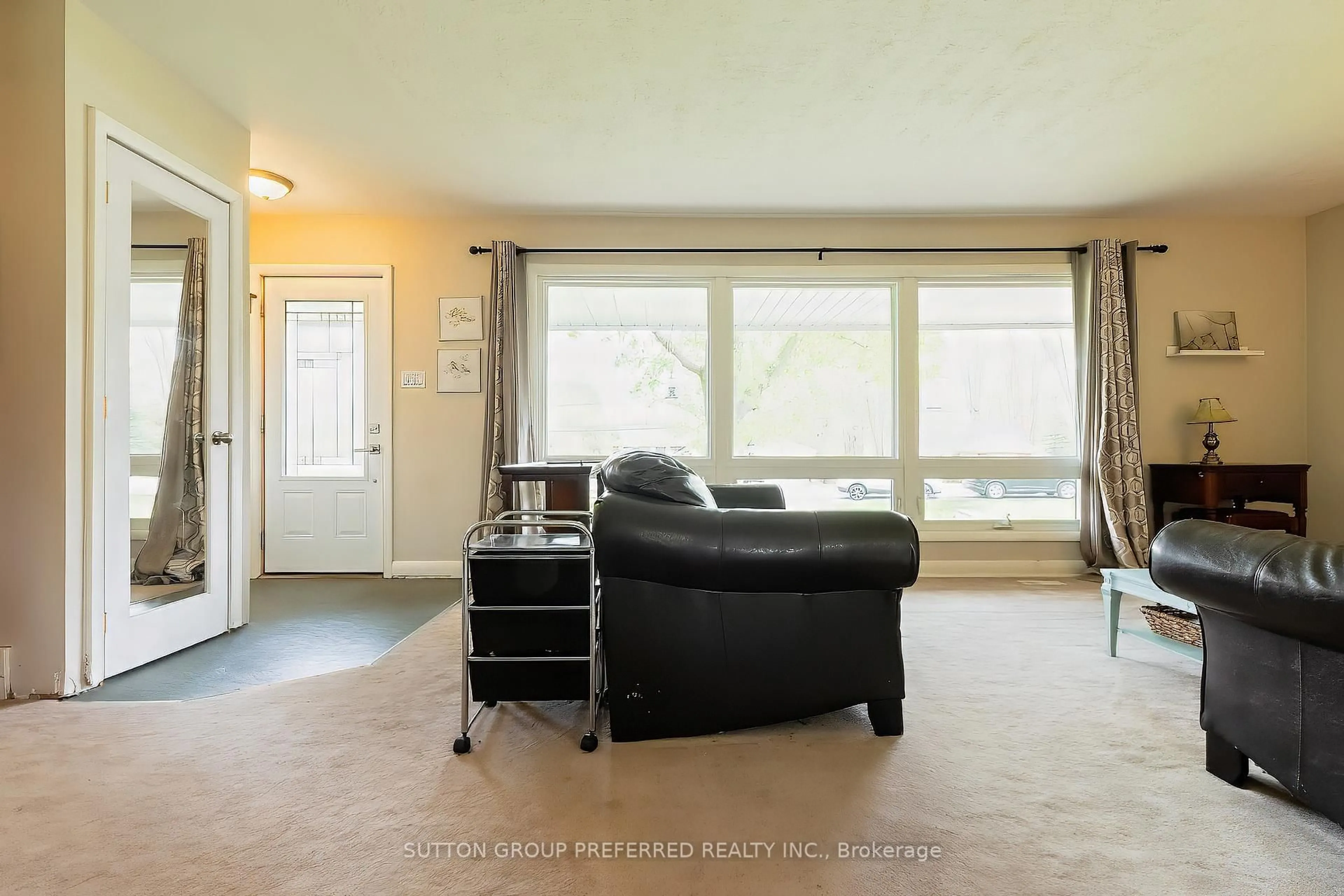 Living room with furniture, unknown for 3572 Catherine St, Thames Centre Ontario N0L 1G0
