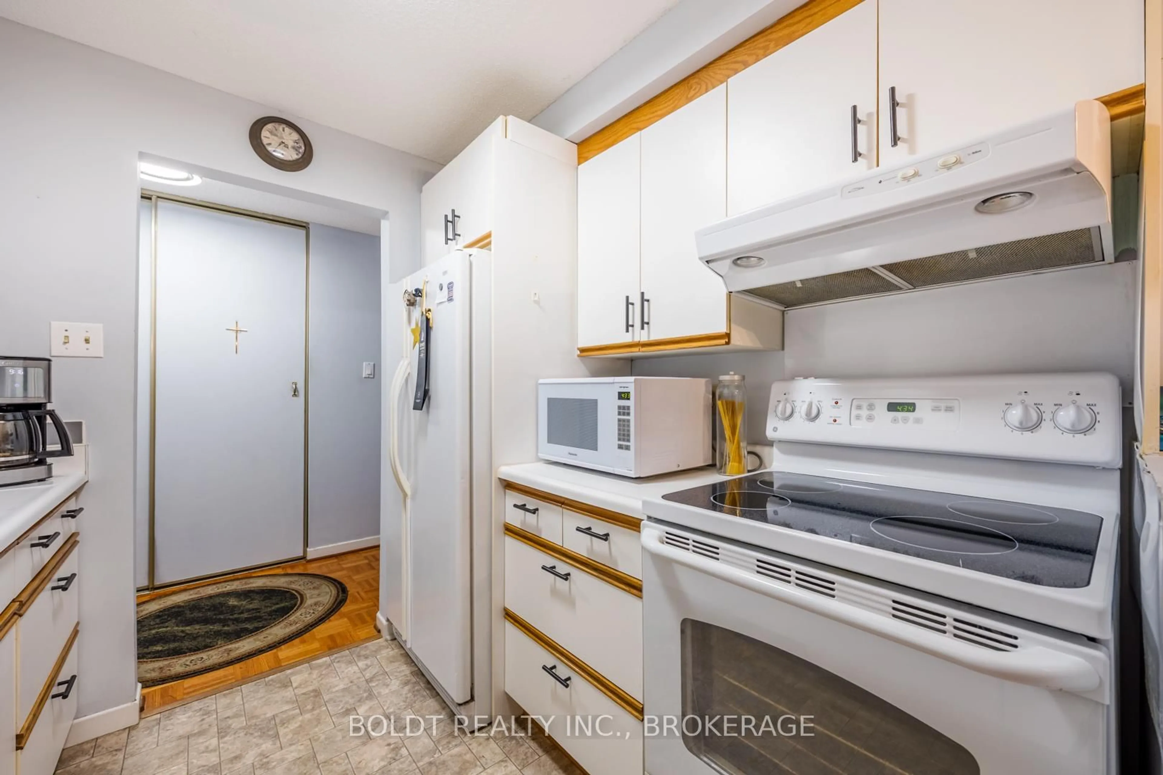 Standard kitchen, wood/laminate floor for 276 Oakdale Ave #308, St. Catharines Ontario L2P 3S5