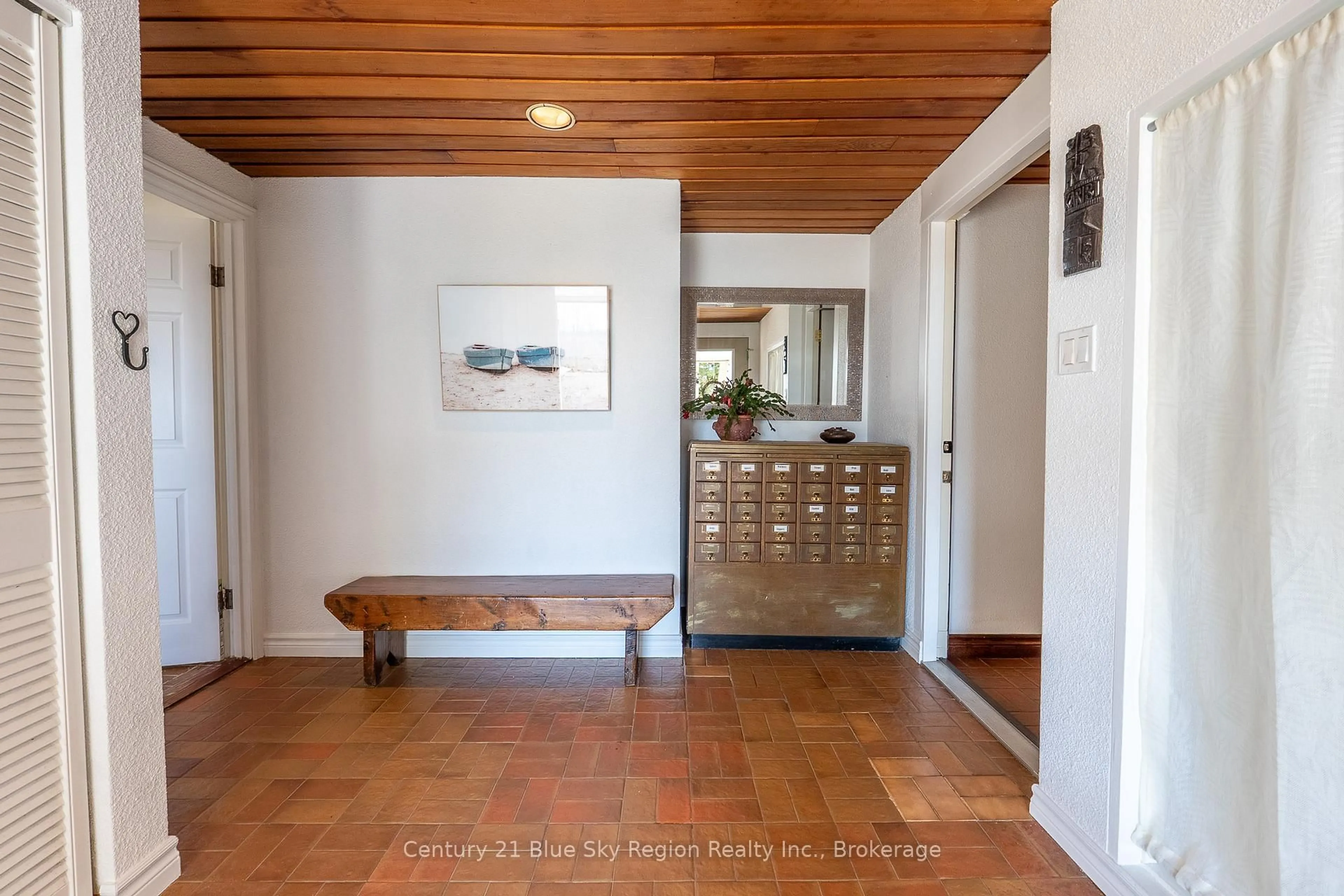 Indoor entryway for 856 Ski Club Rd, North Bay Ontario P1B 8E5