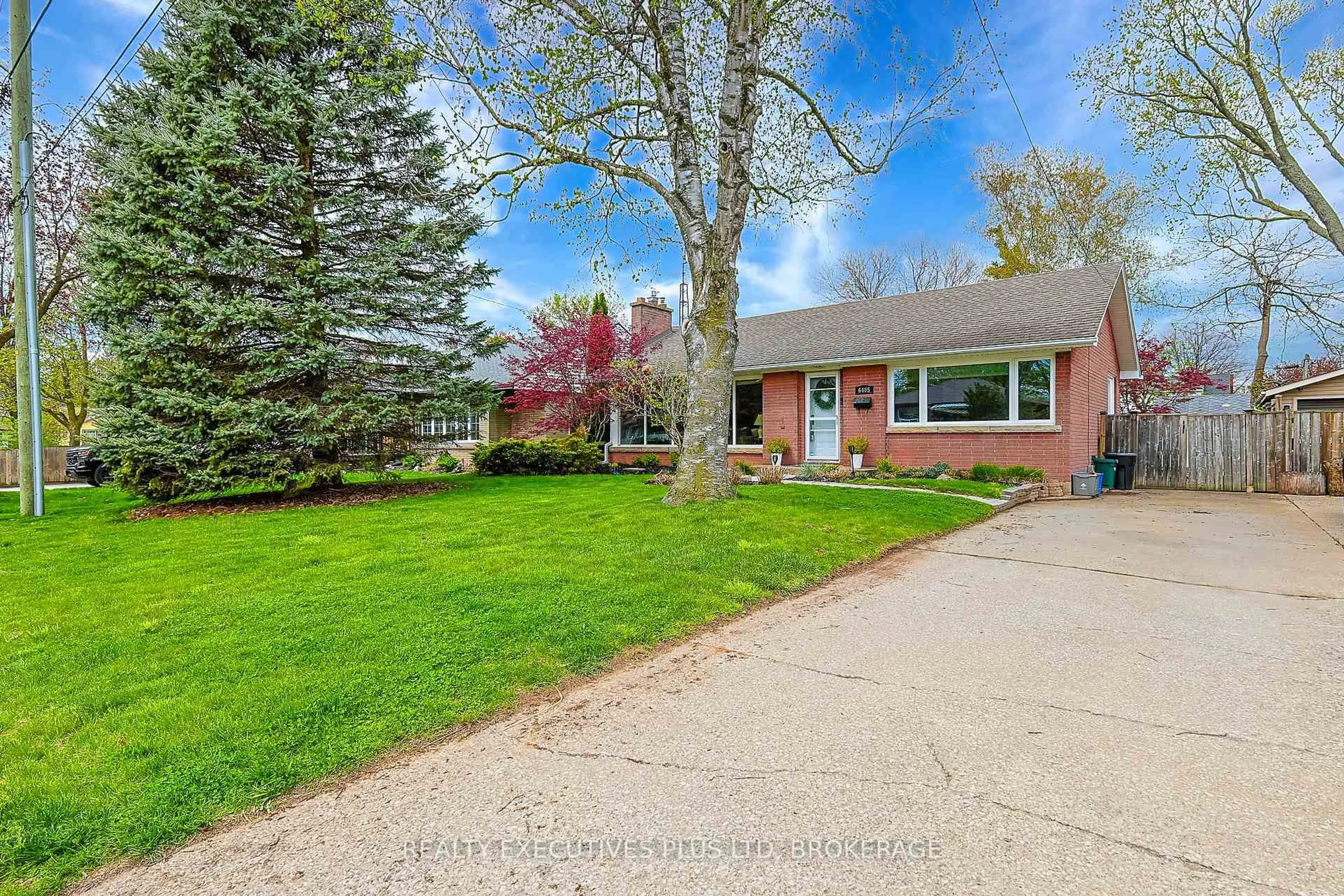 Home with brick exterior material, street for 6405 ATLEE St, Niagara Falls Ontario L2G 2W7