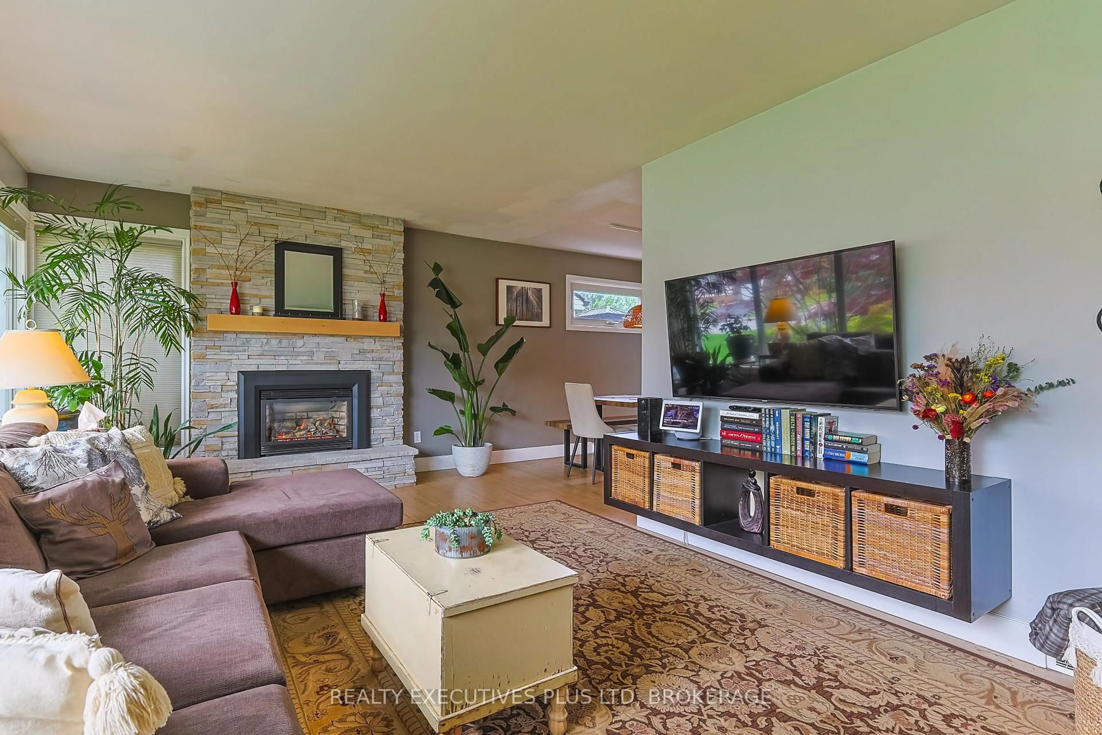 Living room with furniture, unknown for 6405 ATLEE St, Niagara Falls Ontario L2G 2W7