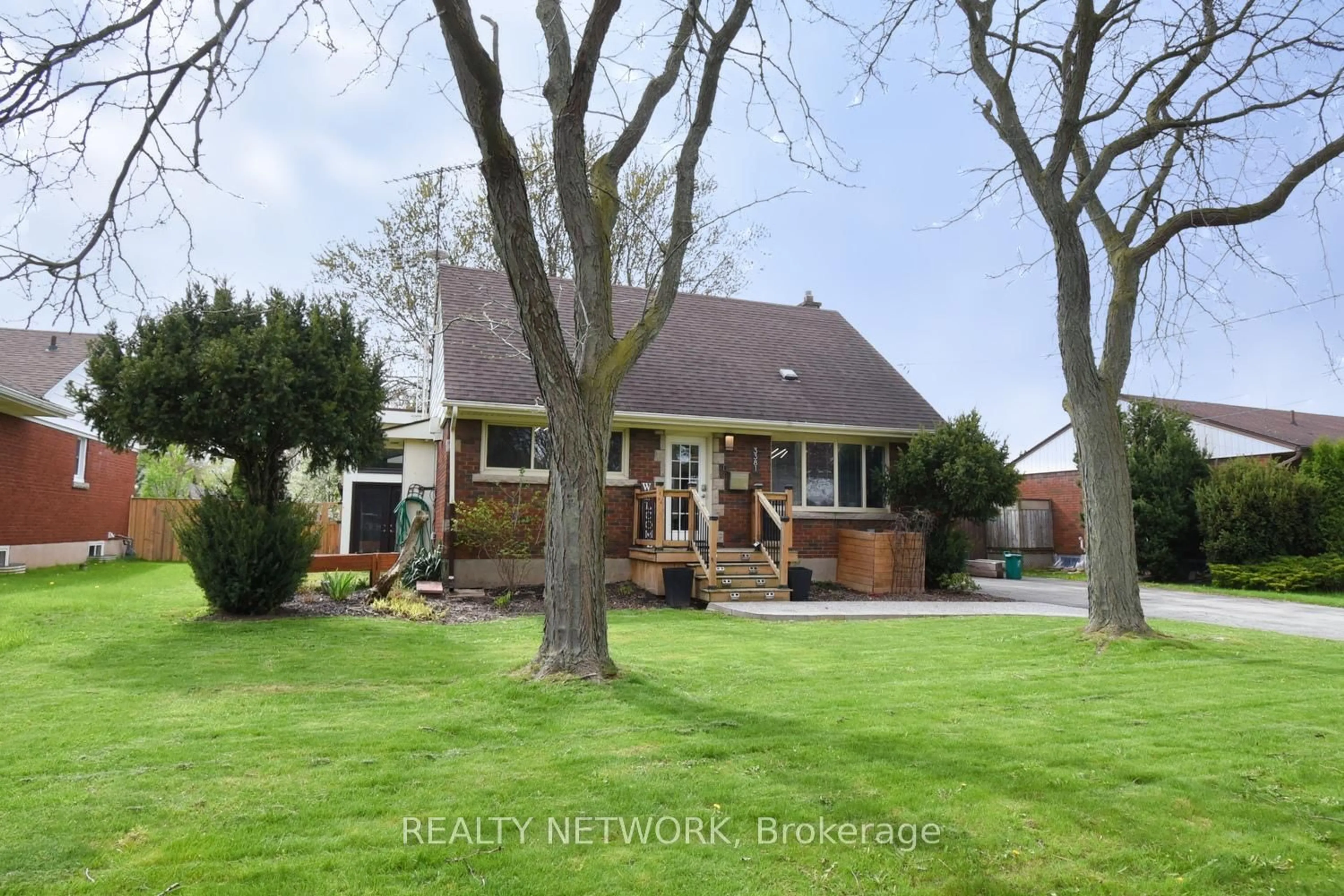 A pic from outside/outdoor area/front of a property/back of a property/a pic from drone, street for 3381 Marion Ave, Niagara Falls Ontario L2J 2V5