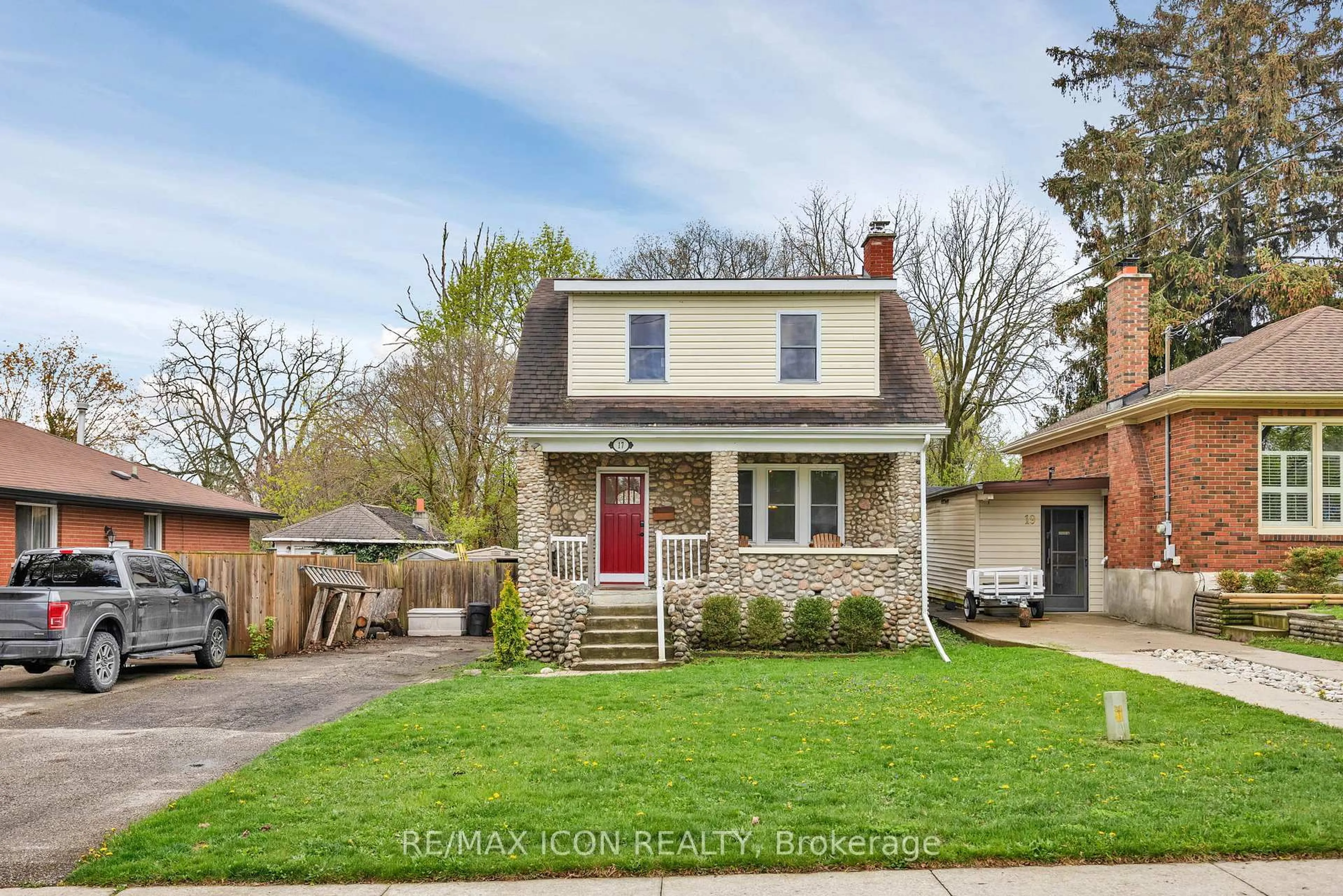 Home with brick exterior material, street for 17 5 Ave, Cambridge Ontario N1S 2E8