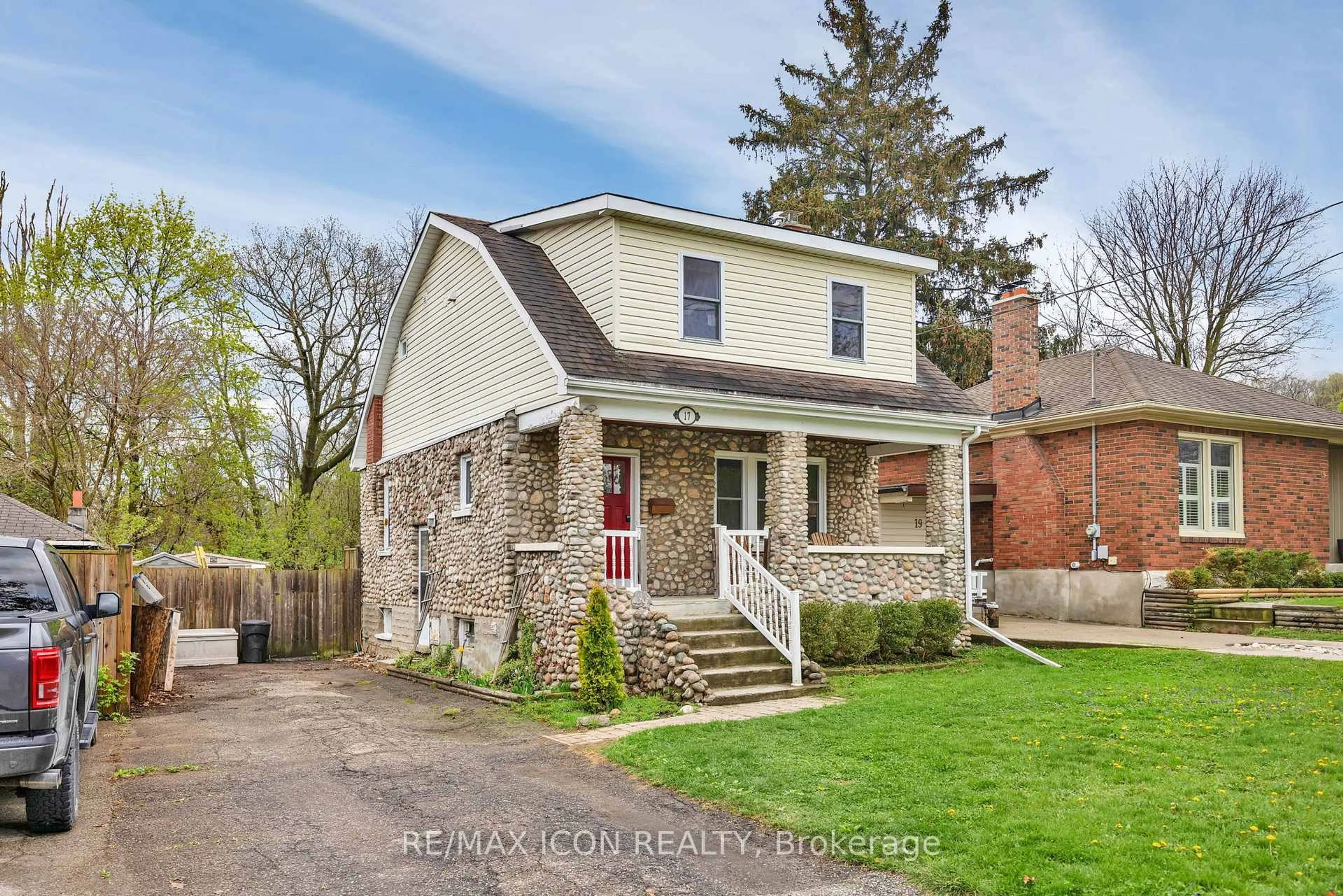 Home with brick exterior material, street for 17 5 Ave, Cambridge Ontario N1S 2E8