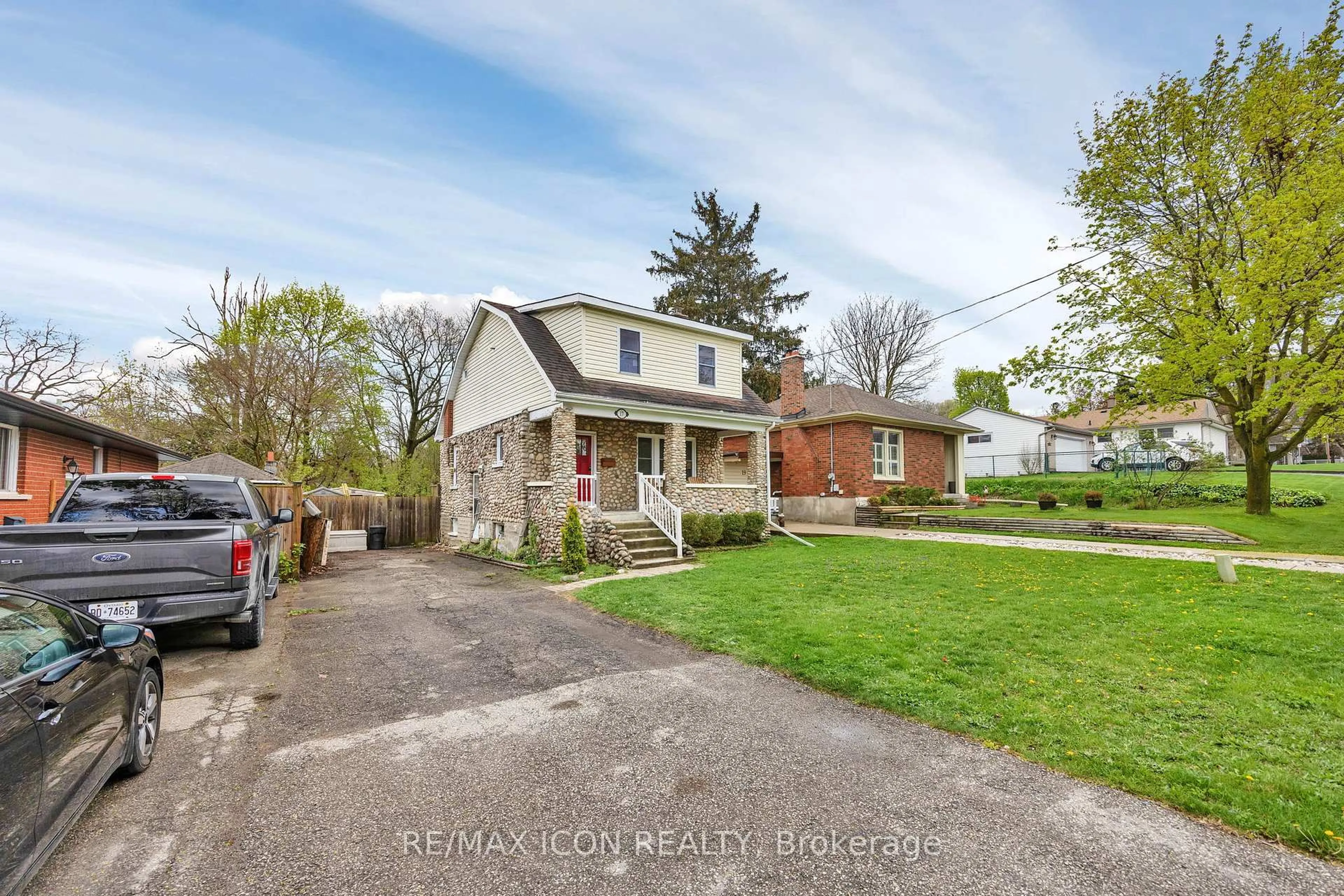 A pic from outside/outdoor area/front of a property/back of a property/a pic from drone, street for 17 5 Ave, Cambridge Ontario N1S 2E8