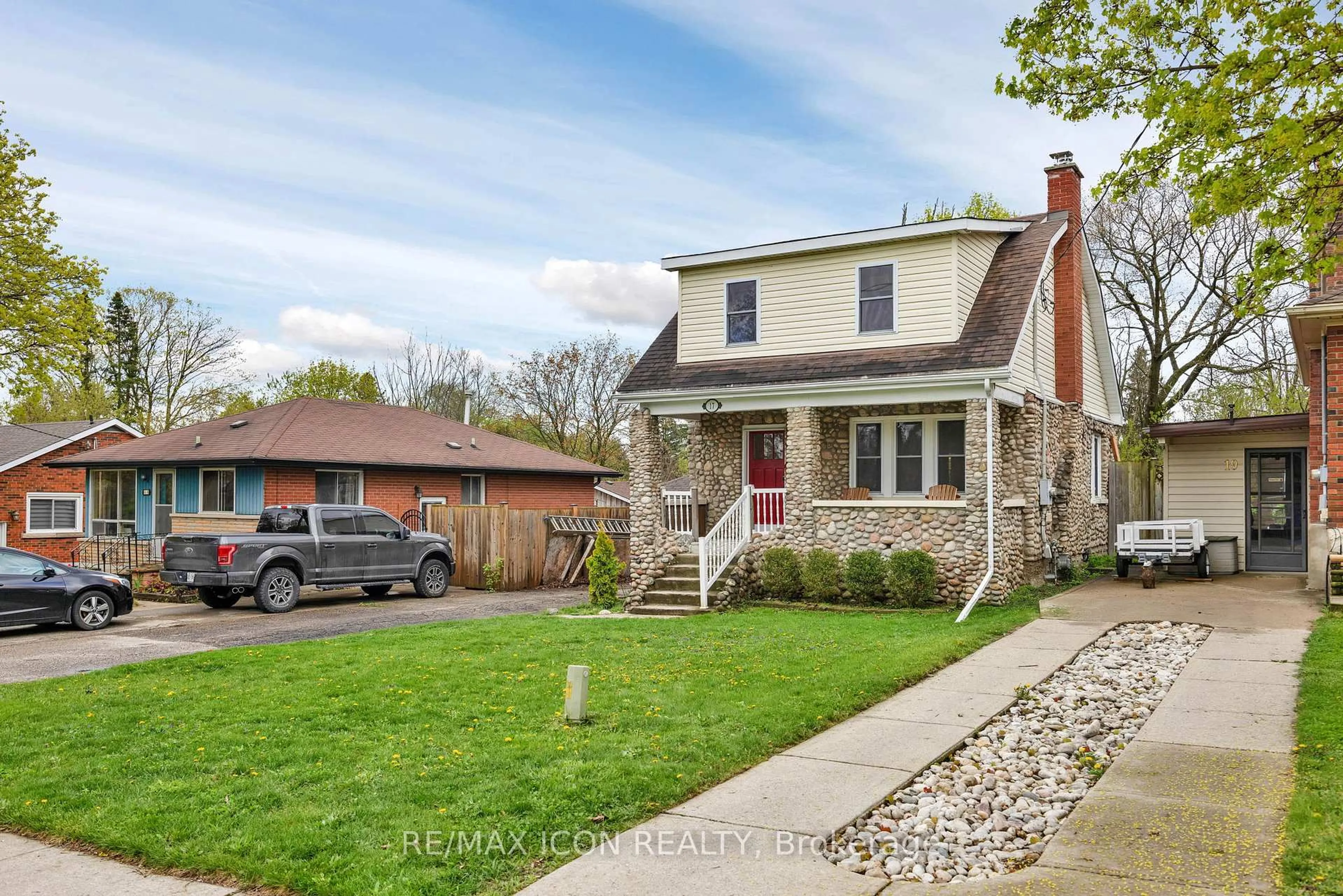 Home with brick exterior material, street for 17 5 Ave, Cambridge Ontario N1S 2E8