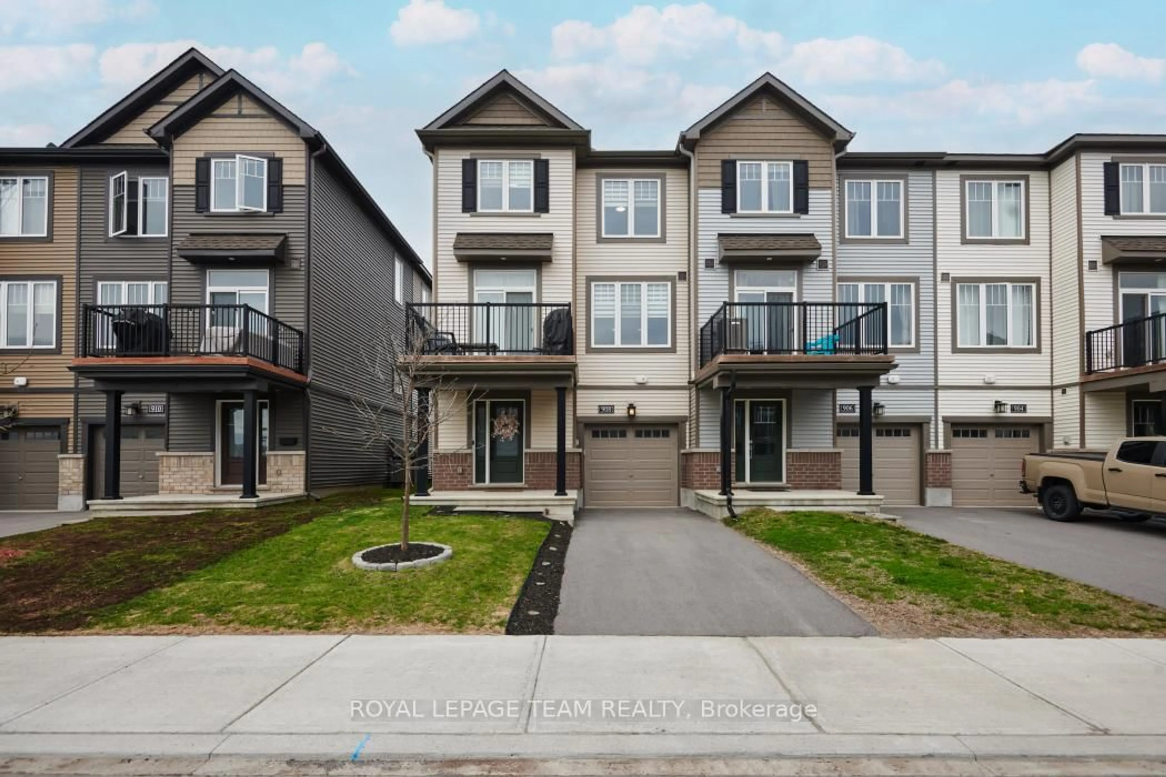 A pic from outside/outdoor area/front of a property/back of a property/a pic from drone, street for 908 Lixnaw Crt, Ottawa Ontario K2J 6Y3