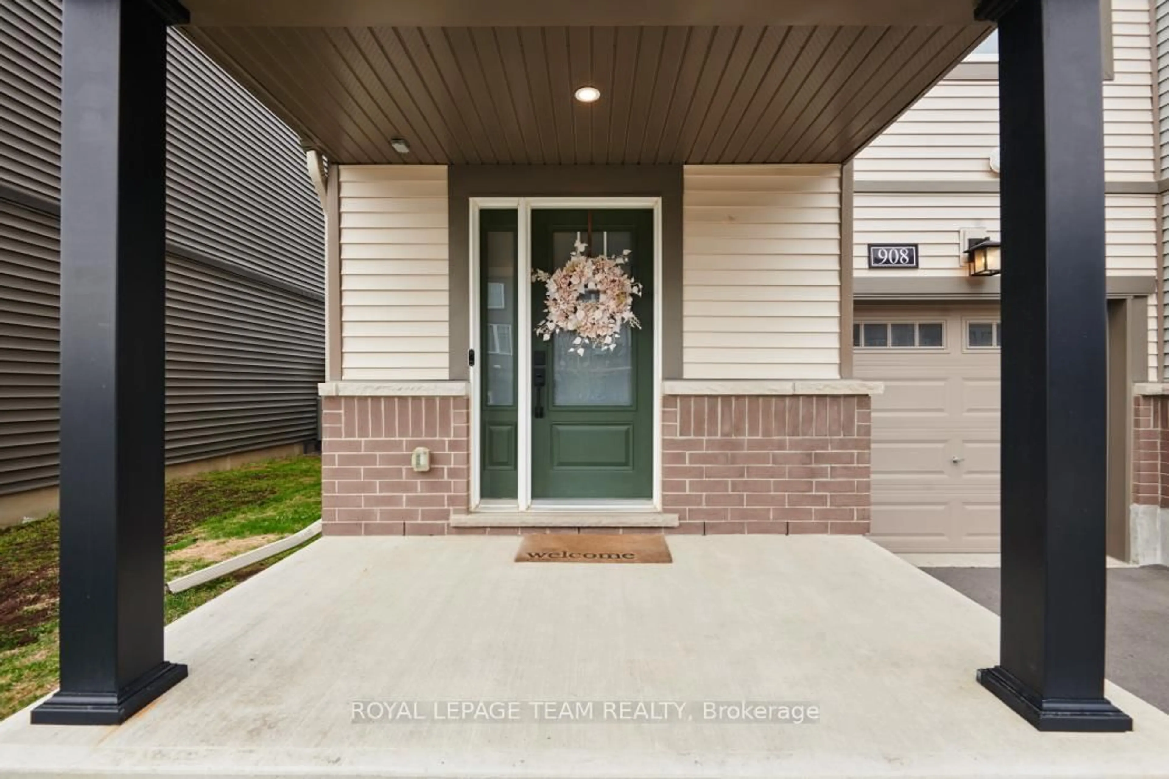Indoor entryway for 908 Lixnaw Crt, Ottawa Ontario K2J 6Y3