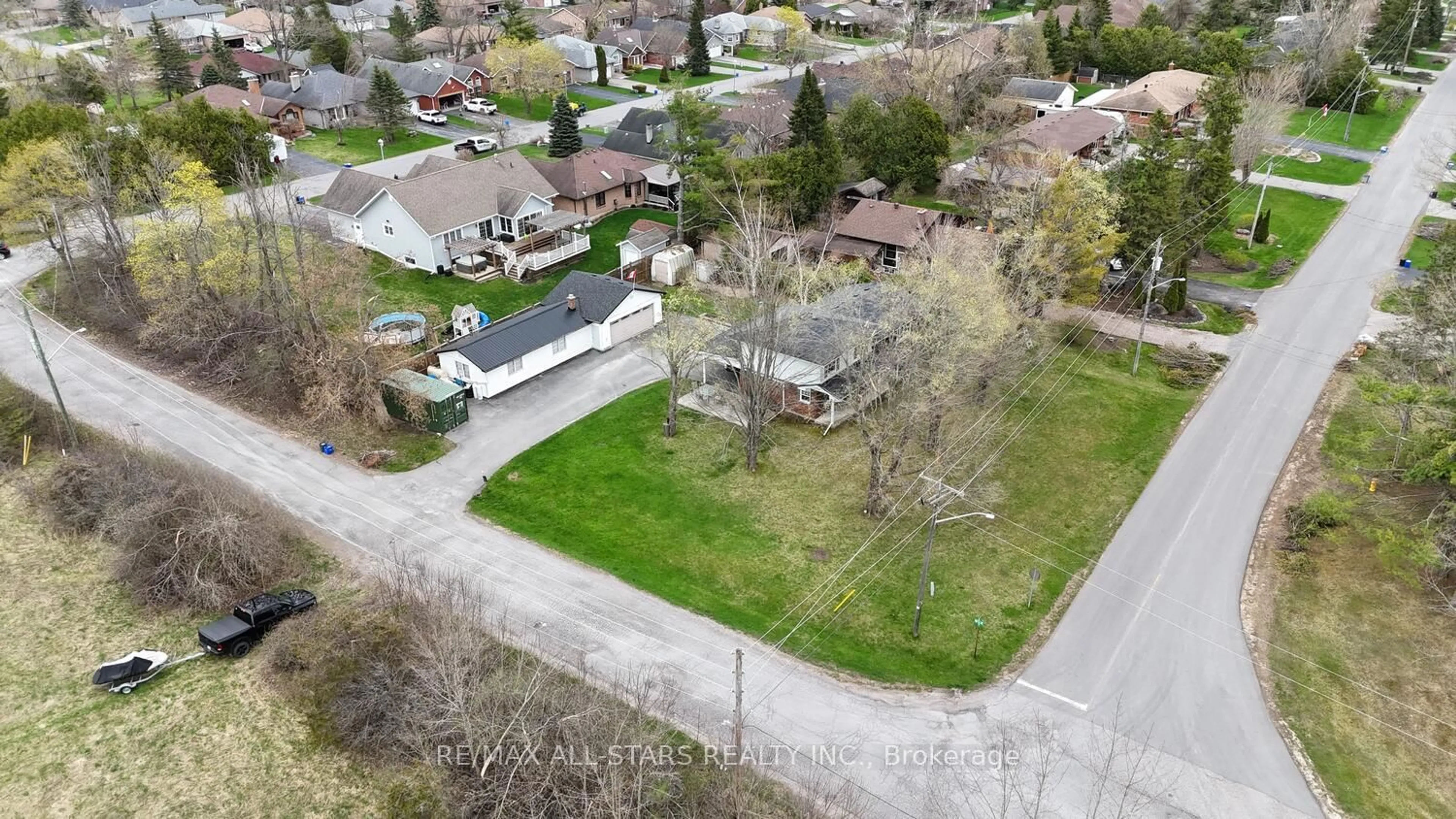 A pic from outside/outdoor area/front of a property/back of a property/a pic from drone, street for 137 Reid St, Kawartha Lakes Ontario K0M 1A0