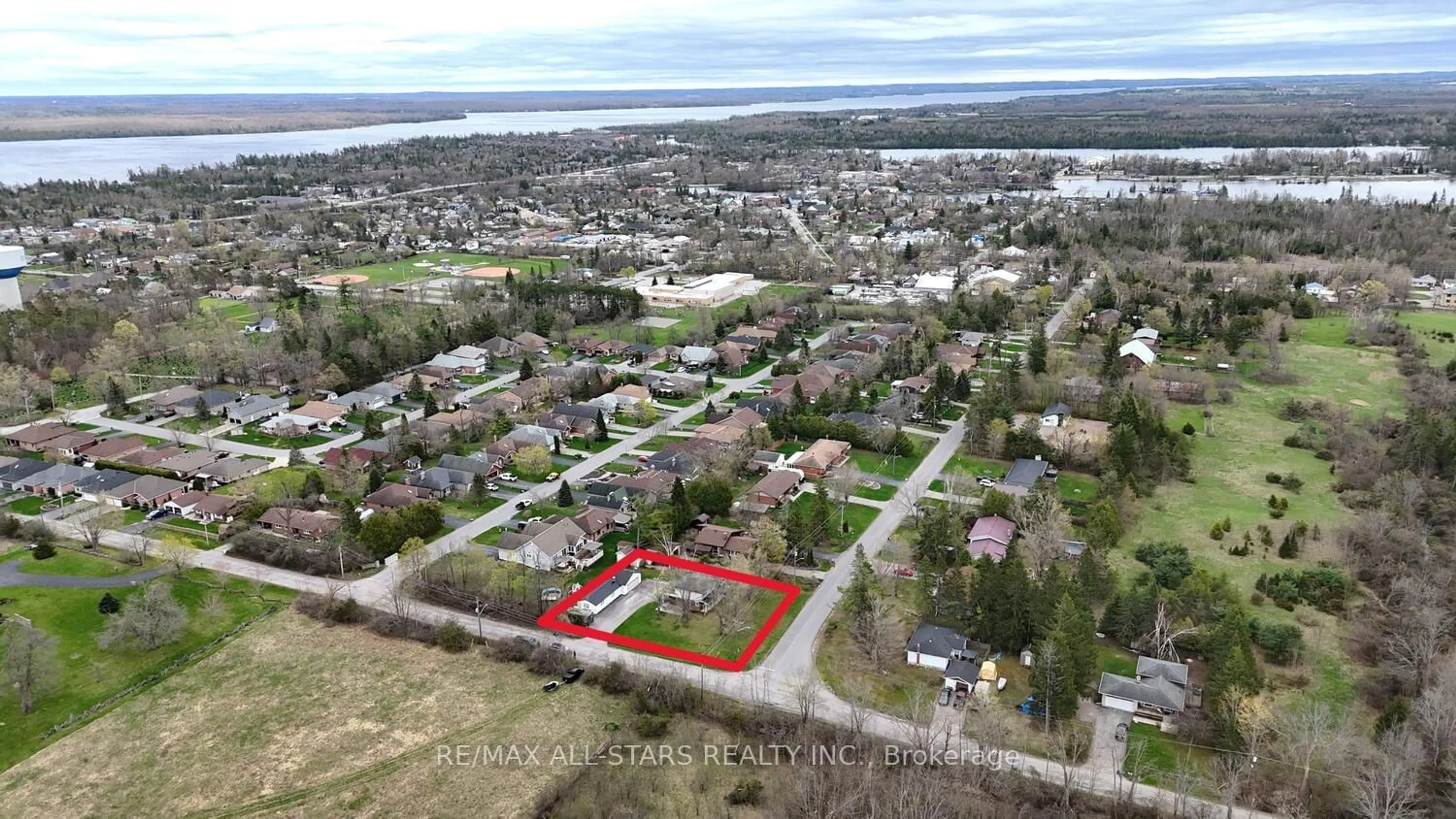 A pic from outside/outdoor area/front of a property/back of a property/a pic from drone, unknown for 137 Reid St, Kawartha Lakes Ontario K0M 1A0