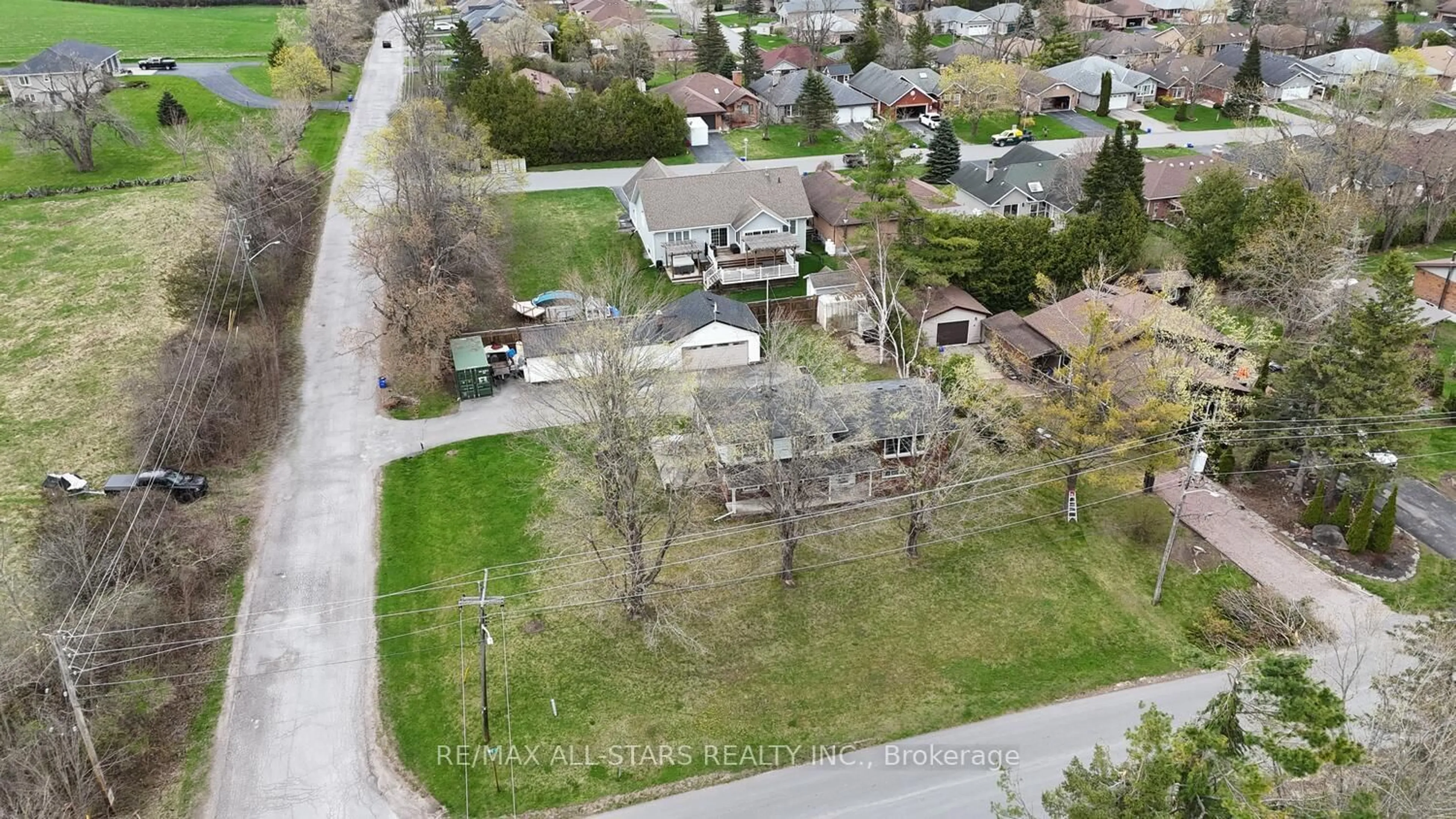 A pic from outside/outdoor area/front of a property/back of a property/a pic from drone, street for 137 Reid St, Kawartha Lakes Ontario K0M 1A0